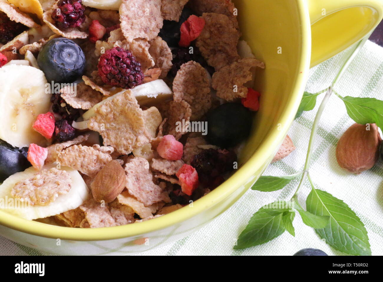 Frühstück mit Müsli und Beeren Stockfoto