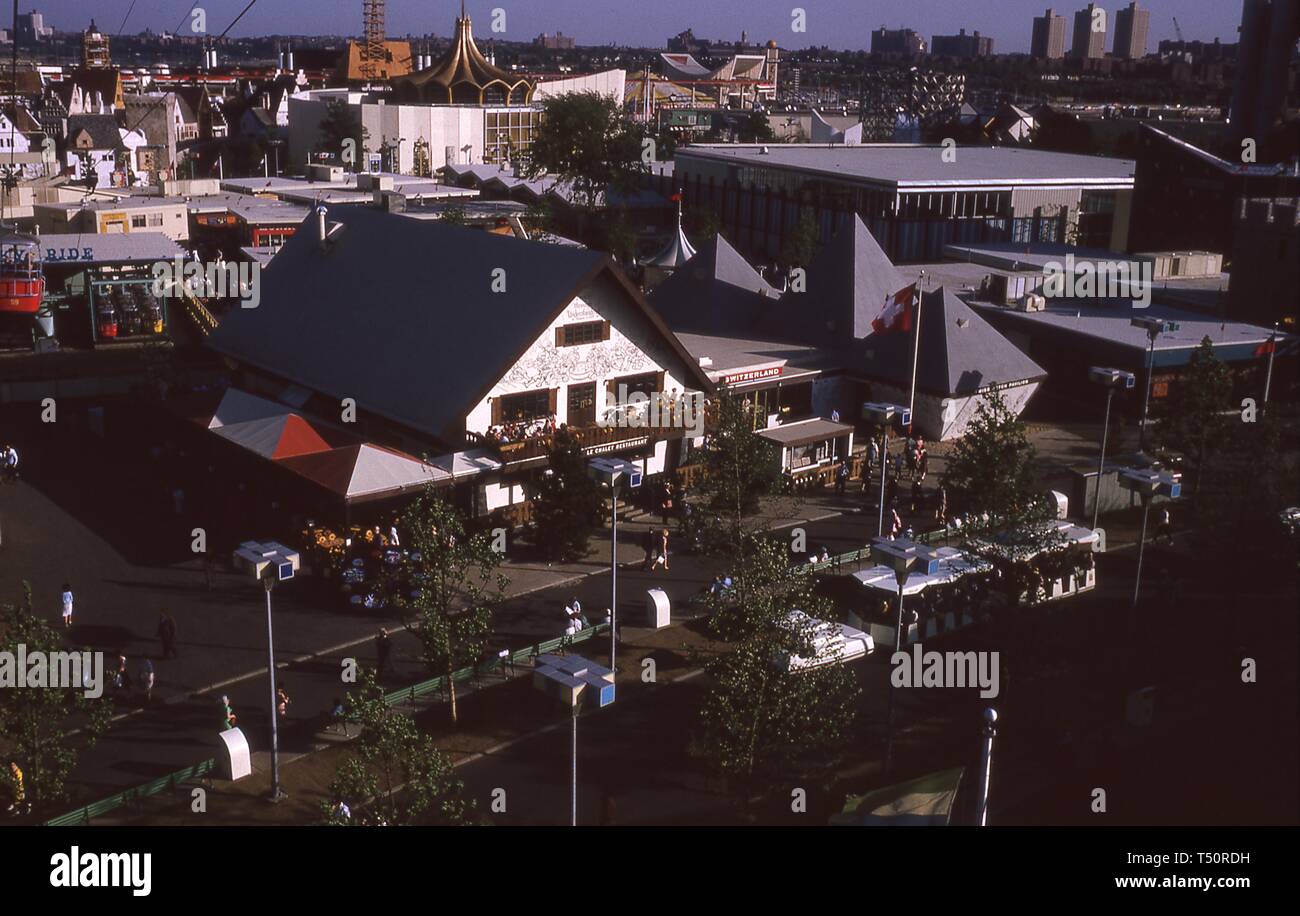 Aus der Vogelperspektive, aus der Perspektive eines Schweizer Himmel Fahrt mit der Gondel, der Schweiz Pavilion Restaurant Le Chalet und weitere Exponate, 1964 in New York World's Fair, Flushing Meadows Park, Queens, New York, Mai, 1964. () Stockfoto