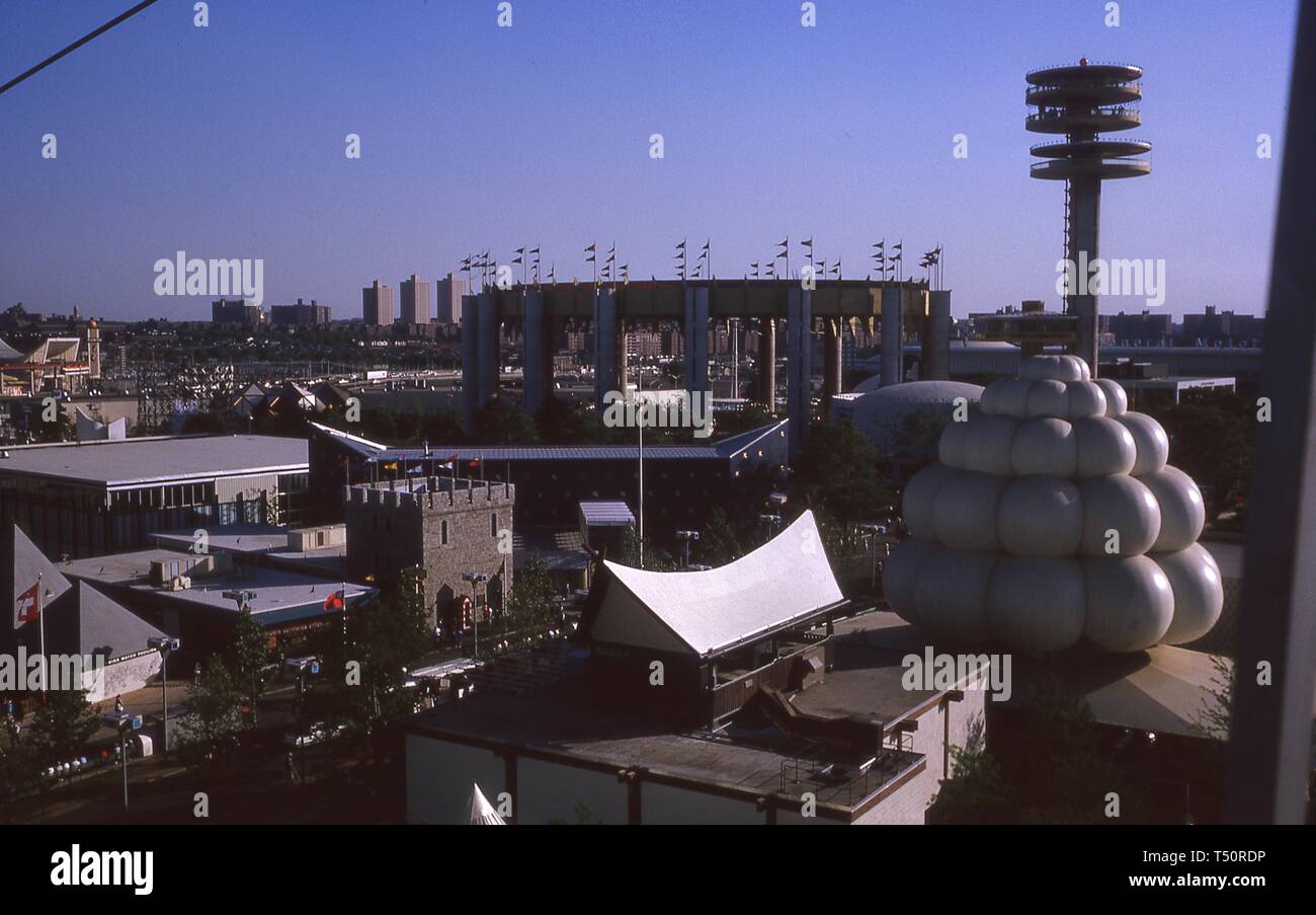 Aus der Vogelperspektive, aus der Perspektive eines Schweizer Himmel Fahrt mit der Gondel, der New York State Pavilion und andere Exponate, 1964 in New York World's Fair, Flushing Meadows Park, Queens, New York, Mai, 1964. () Stockfoto