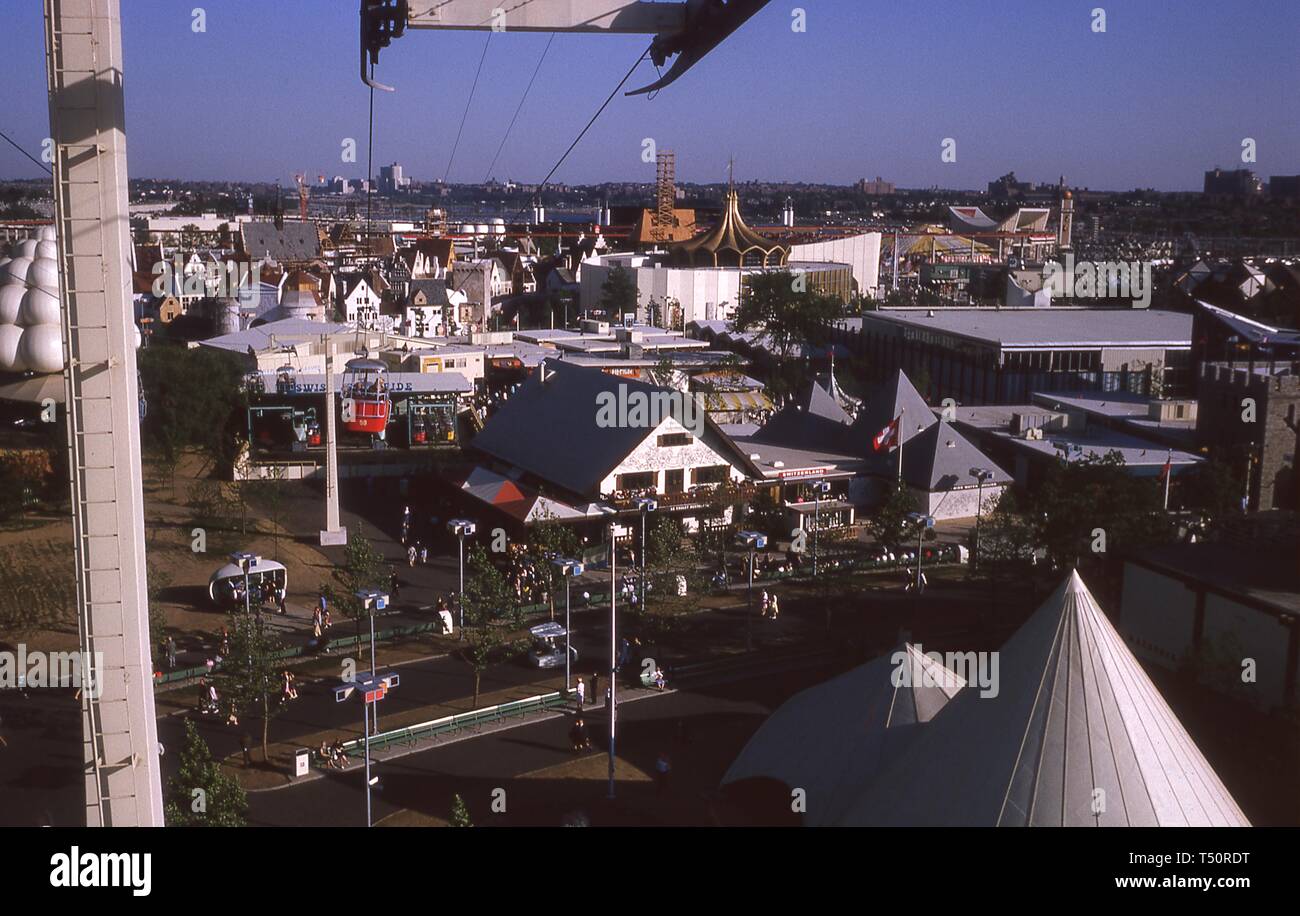 Aus der Vogelperspektive, aus der Perspektive eines Schweizer Himmel Fahrt mit der Gondel, der Exponate auf der 1964 in New York World's Fair, Flushing Meadows Park, Queens, New York, Mai, 1964. () Stockfoto