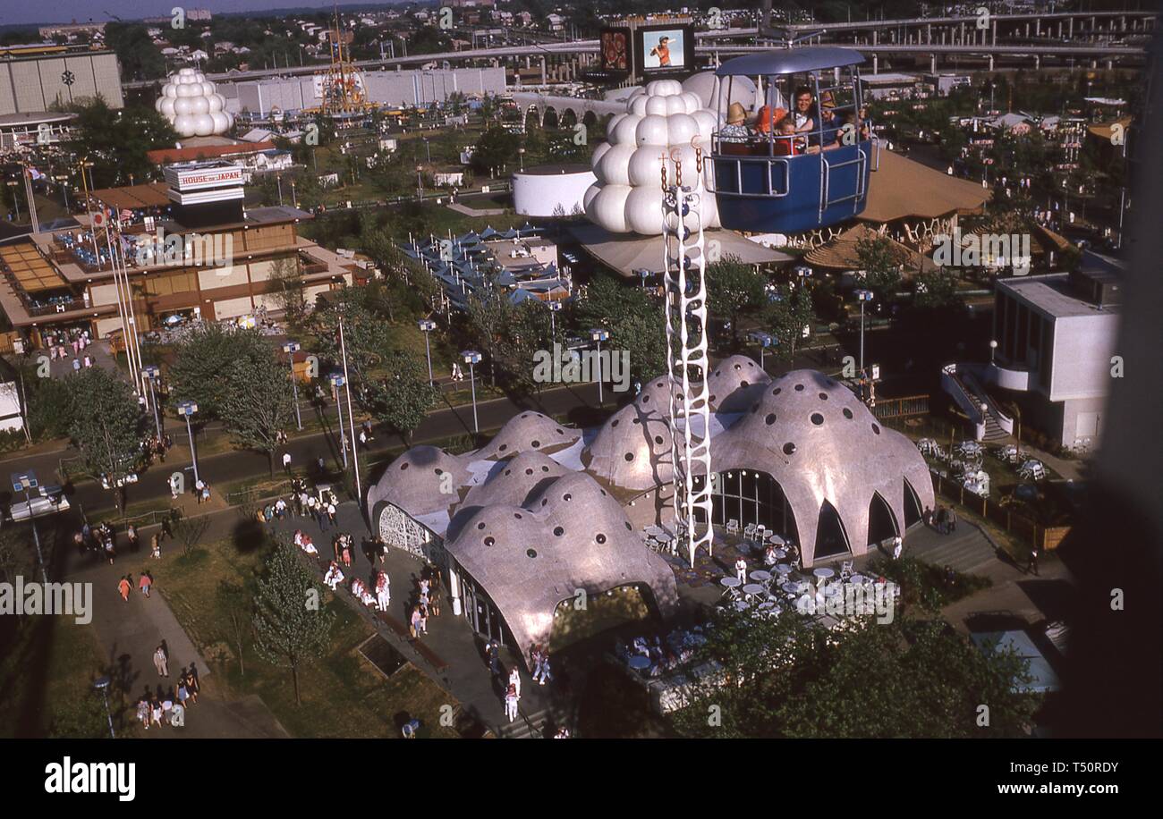 Eine Familie Fahrten in Schweizer Himmel Fahrt mit der Gondel, über den Jordan Pavillon, die Japan Pavillon, und weitere Exponate, 1964 in New York World's Fair, Flushing Meadows Park, Queens, New York, Mai, 1964. () Stockfoto