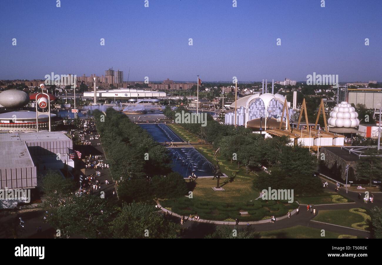 Aus der Vogelperspektive über den Brunnen der Messen, zum Pool der Industrie, das Bell System Pavillon, und weitere Exponate, 1964 in New York World's Fair, Flushing Meadows Park, Queens, New York, Mai, 1964. () Stockfoto