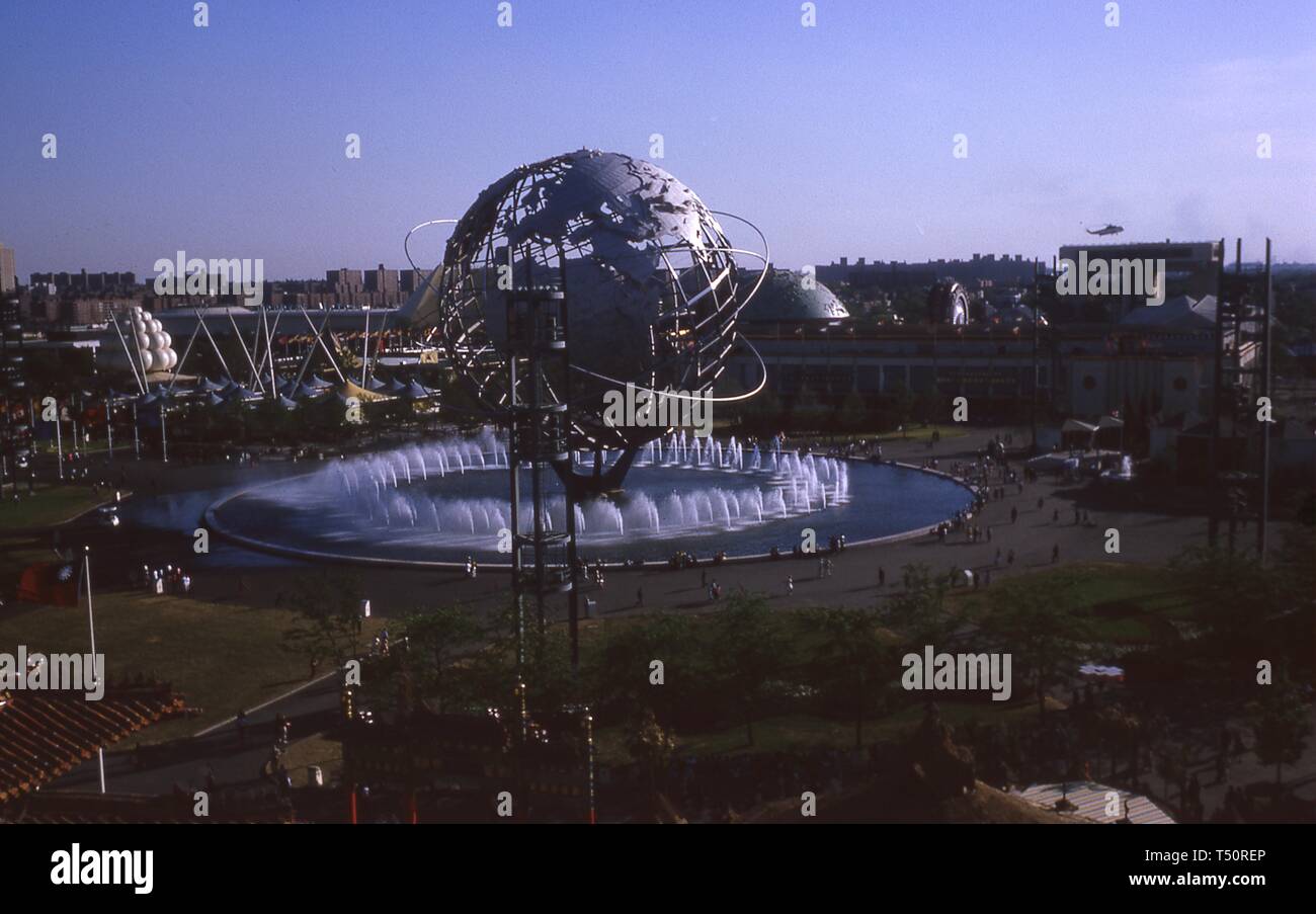 Aus der Vogelperspektive Menschen zu Fuß auf einem gepflasterten Bereich in der Nähe der Brunnen der Kontinente und zentralen Unisphere, mit anderen Exponaten im Hintergrund, 1964 in New York World's Fair, Flushing Meadows Park, Queens, New York, Mai, 1964. () Stockfoto