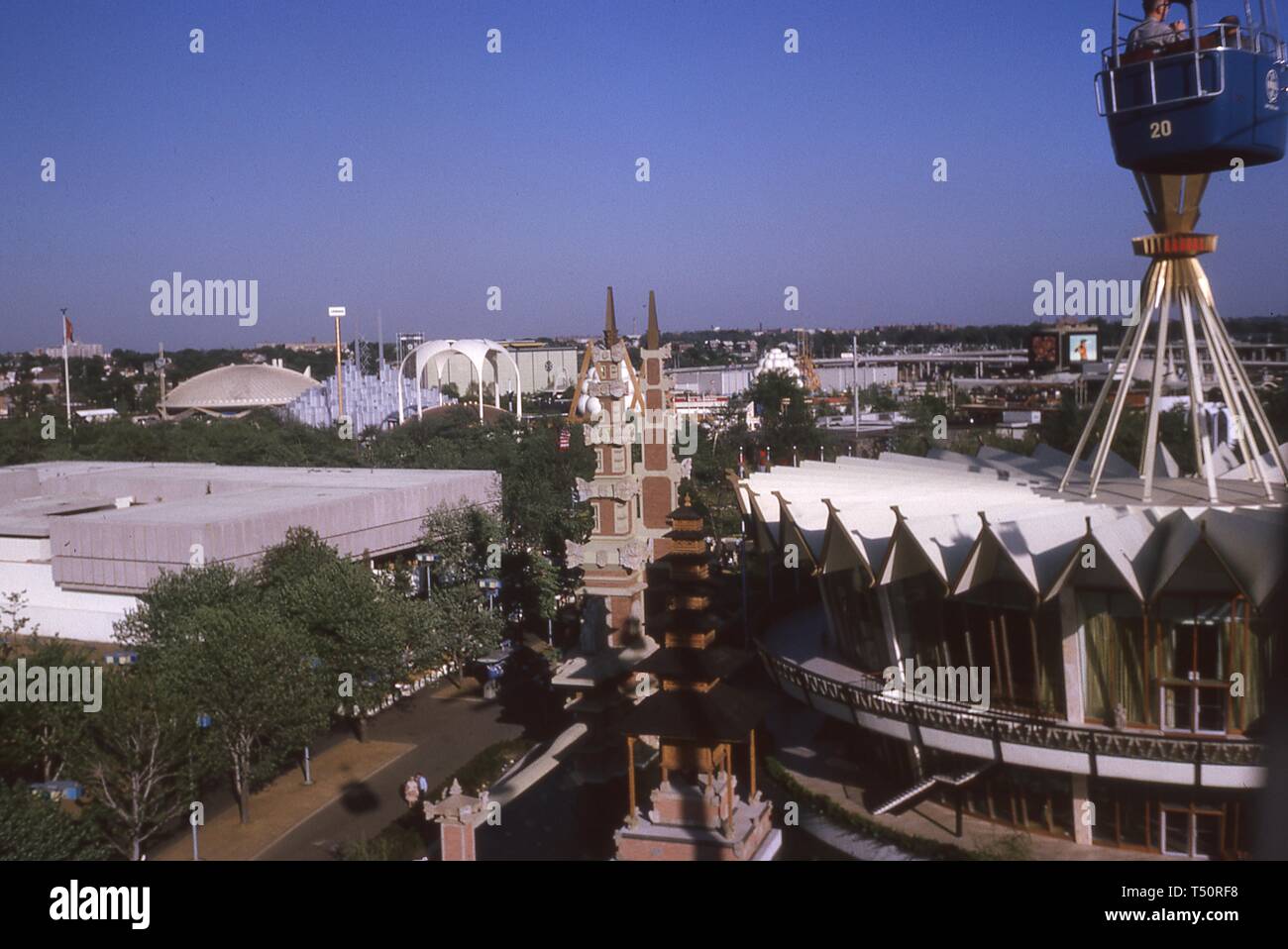 Bird's-Eye View, an einem sonnigen Tag, der Indonesien Pavillon und andere Exponate auf der 1964 in New York World's Fair, Flushing Meadows Park, Queens, New York, Mai, 1964. () Stockfoto