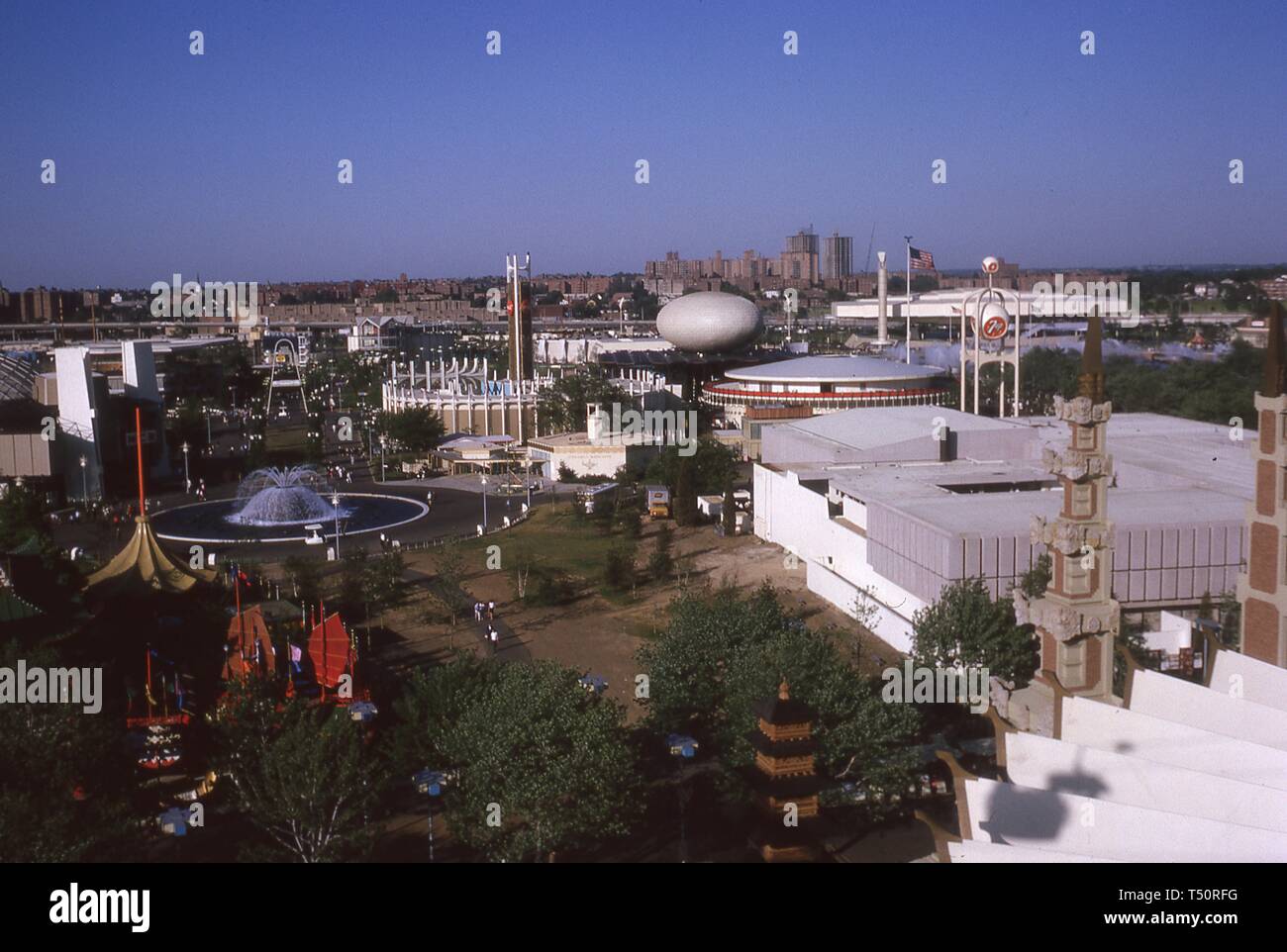 Bird's-Eye View, an einem sonnigen Tag, der Ausstellung Pavillons an der 1964 in New York World's Fair, Flushing Meadows Park, Queens, New York, Mai, 1964. () Stockfoto