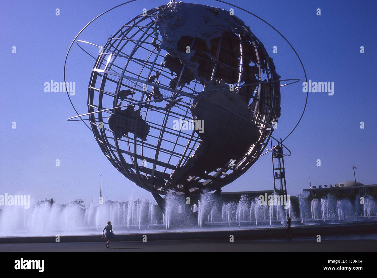 Leicht schräg auf den Brunnen der Kontinente und zentralen Unisphere, mit dem Mexiko Pavillon im Hintergrund, 1964 in New York World's Fair, Flushing Meadows Park, Queens, New York, Mai, 1964. () Stockfoto