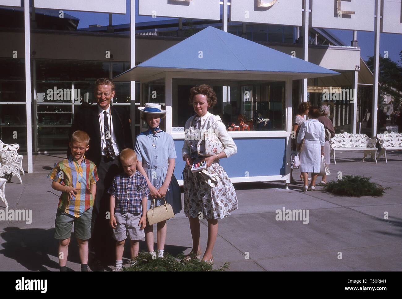 Eine Familie steht zusammen, an einem sonnigen Tag, vor der Schweden Pavillon, 1964 in New York World's Fair, Flushing Meadows Park, Queens, New York, Mai, 1964. () Stockfoto