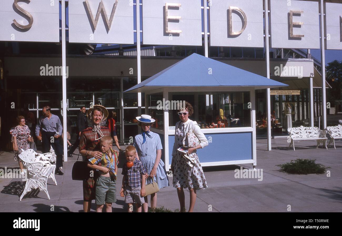 Eine Familie stellt, an einem sonnigen Tag, vor der Schweden Pavillon, 1964 in New York World's Fair, Flushing Meadows Park, Queens, New York, Mai, 1964. () Stockfoto
