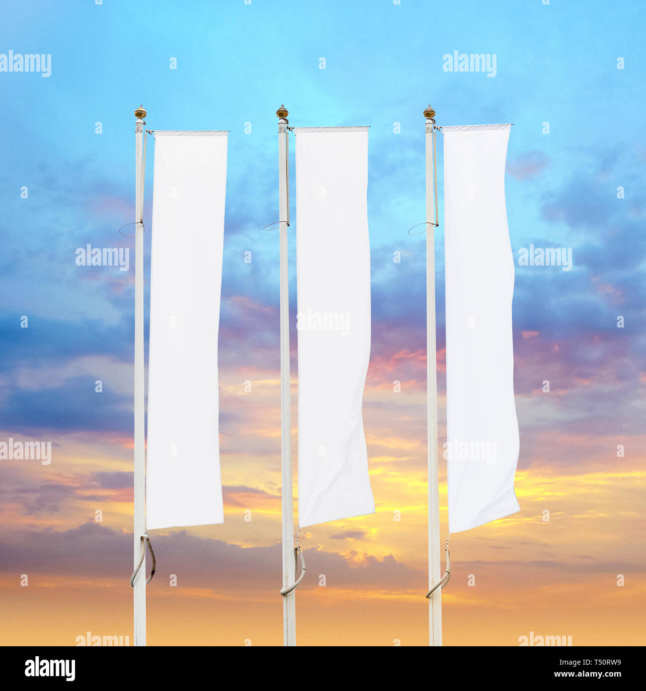 Drei leere weiße corporate Fahnen Fahnenmasten mit Sonnenuntergang Himmel Hintergrund, Corporate Flagge Mockup zu Ad-Logo, Text oder Symbol, Firma Identität Flagge Stockfoto