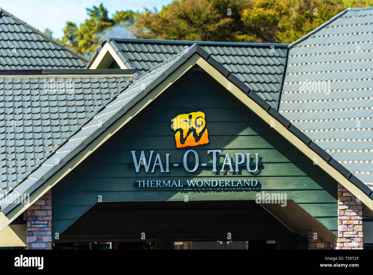 ROTORUA, NEUSEELAND - Oktober 10, 2018: Blick auf die Fassade des Gebäudes Wai-O-Tapu Thermal Wonderland. Mit selektiven Fokus Stockfoto