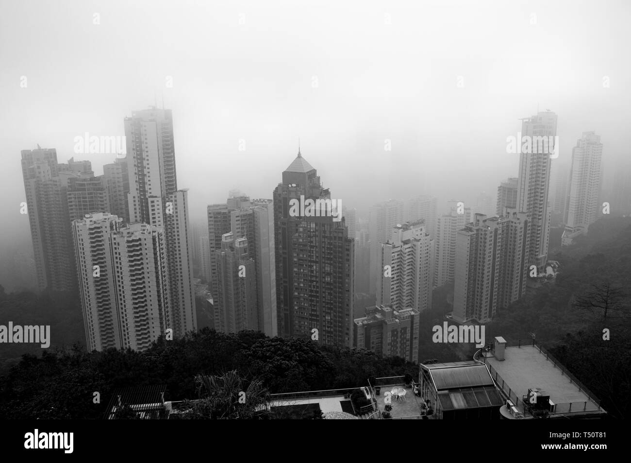 Schwarz & Weiß Blick vom Victoria Peak über Denken, Nebel. Hongkong Stockfoto