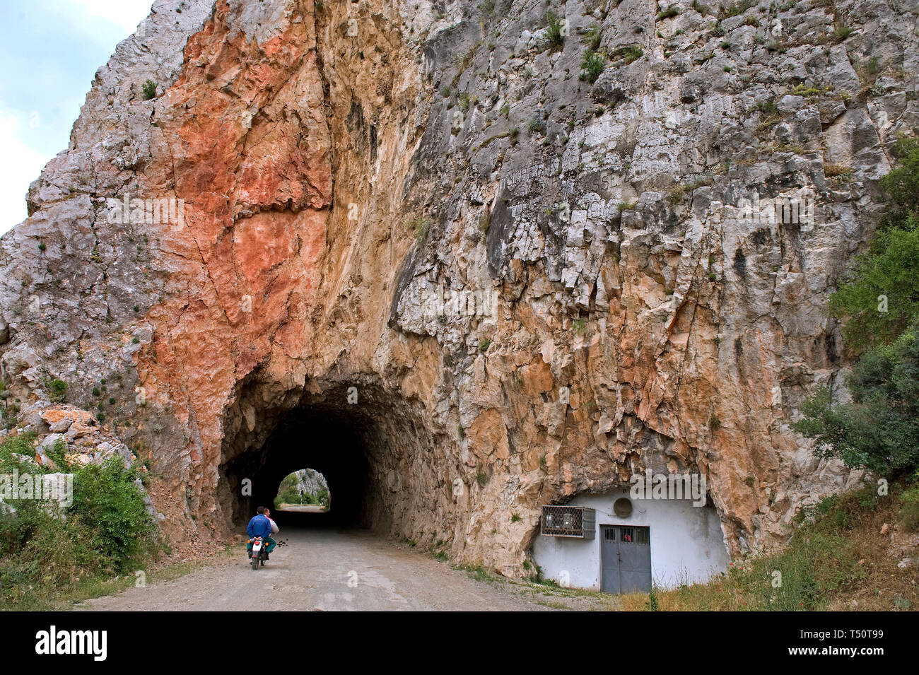 Demir Kapija/Republik Norden Mazedonien: Tunnel im Auftrag von König Wilhelm von Deutschland im Jahre 1916 gebaut. Eine Inschrift über dem Tunnel erinnert. Stockfoto