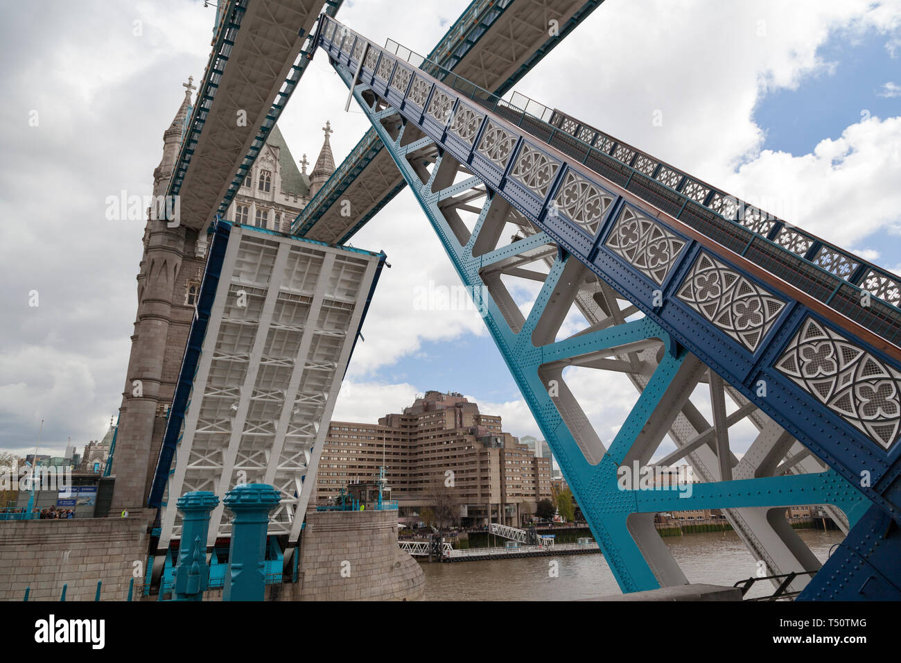 Tower bridge angehoben, damit eine grosse Schiff auf der Themse, London, UK. Stockfoto
