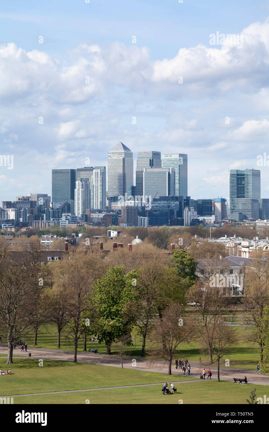 Das Londoner Finanzzentrum Canary Wharf Blick auf die Skyline von Greenwich Park, London, UK. Stockfoto