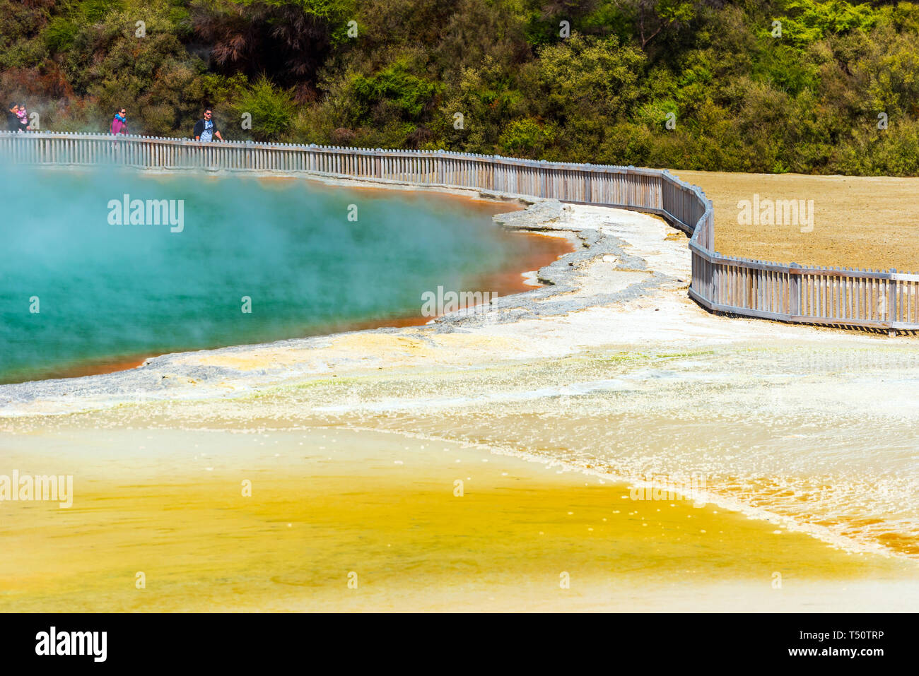 ROTORUA, NEUSEELAND - Oktober 10, 2018: geothermische Pools in Wai-O-Tapu Park. Kopieren Sie Platz für Text Stockfoto