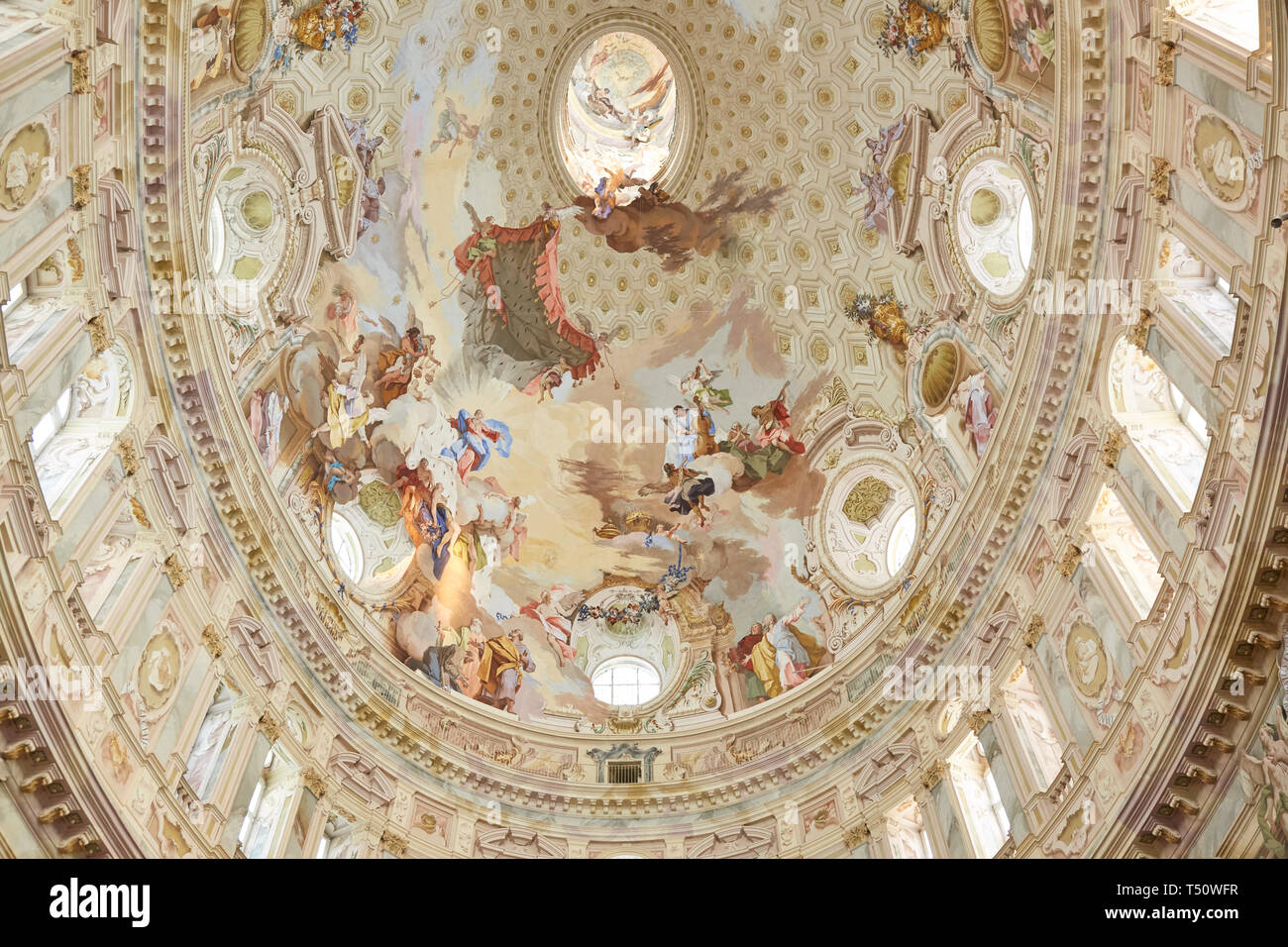 Vicoforte, Italien, 17. August 2016: Wallfahrtskirche von Vicoforte elliptische barocken Kuppel mit Fresken, Low Angle View in Piemont, Italien Stockfoto