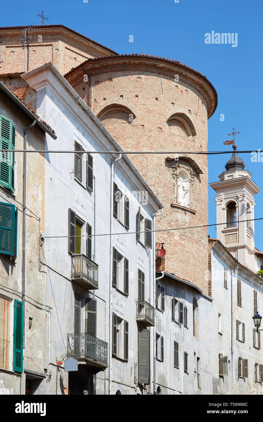 Misericordia Kirche zurück Teil in roten Ziegeln und alte Gebäude in einem sonnigen Sommertag, blauer Himmel in Mondovi, Italien. Stockfoto