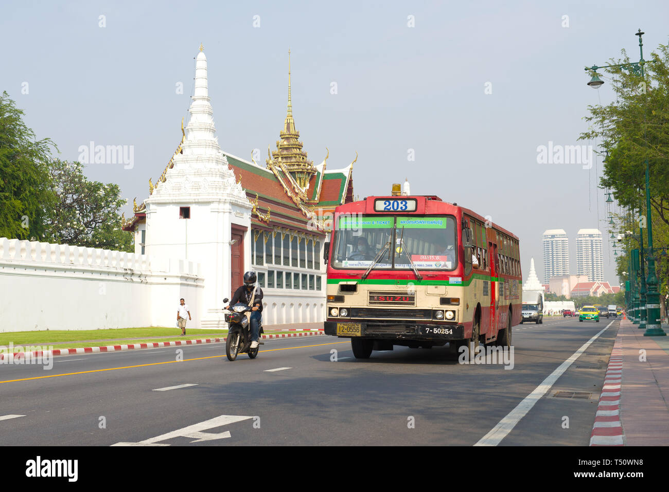 BANGKOK, THAILAND - 28 Dezember, 2018: Die Stadt Bus Nummer 203, die an den Wänden der Königliche Palast auf einem sonnigen Morgen Stockfoto