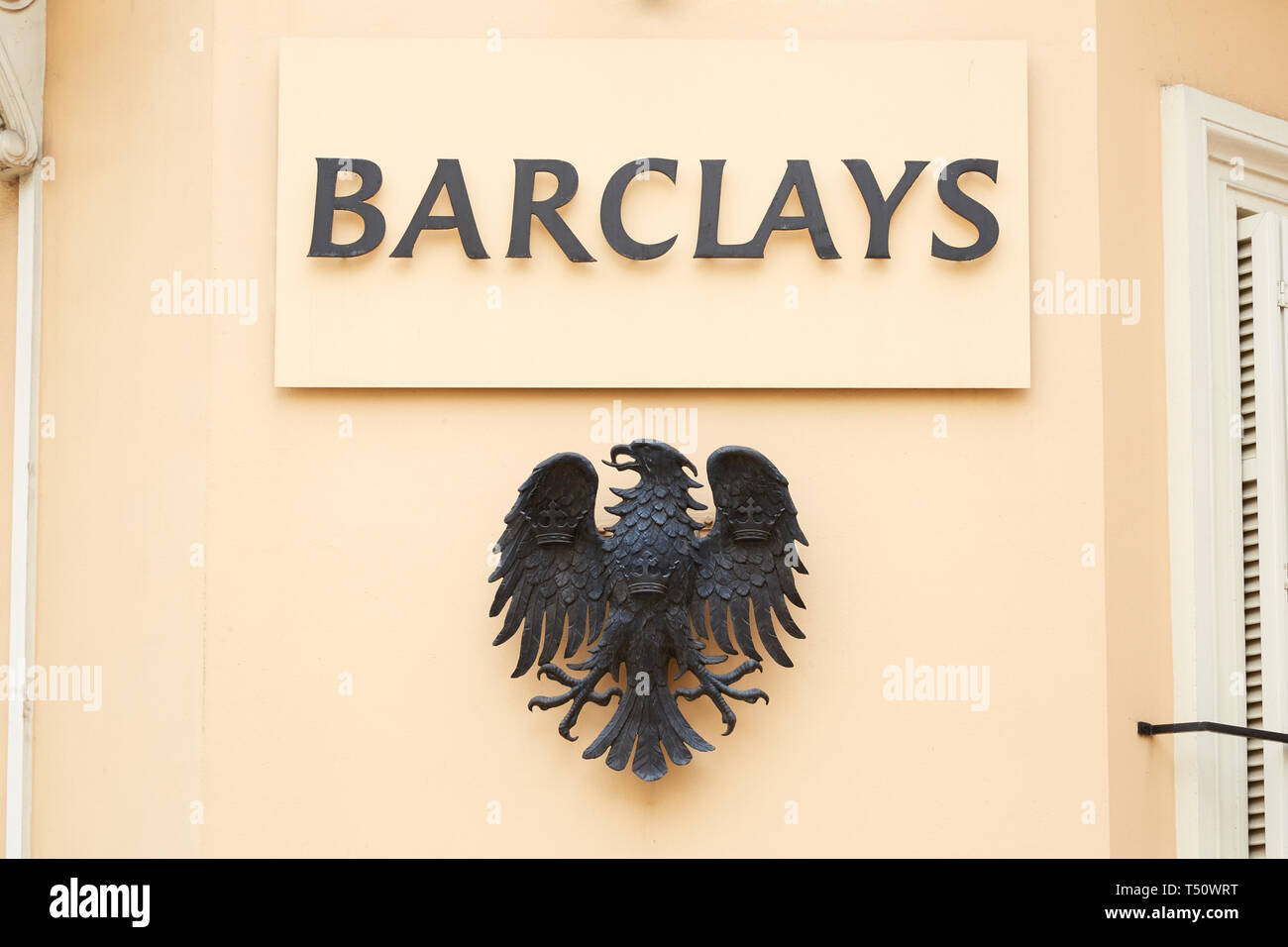 MONTE CARLO, MONACO - 19. AUGUST 2016: Barclays Bank unterzeichnen und der Adler Metall Logo in Monte Carlo, Monaco. Stockfoto