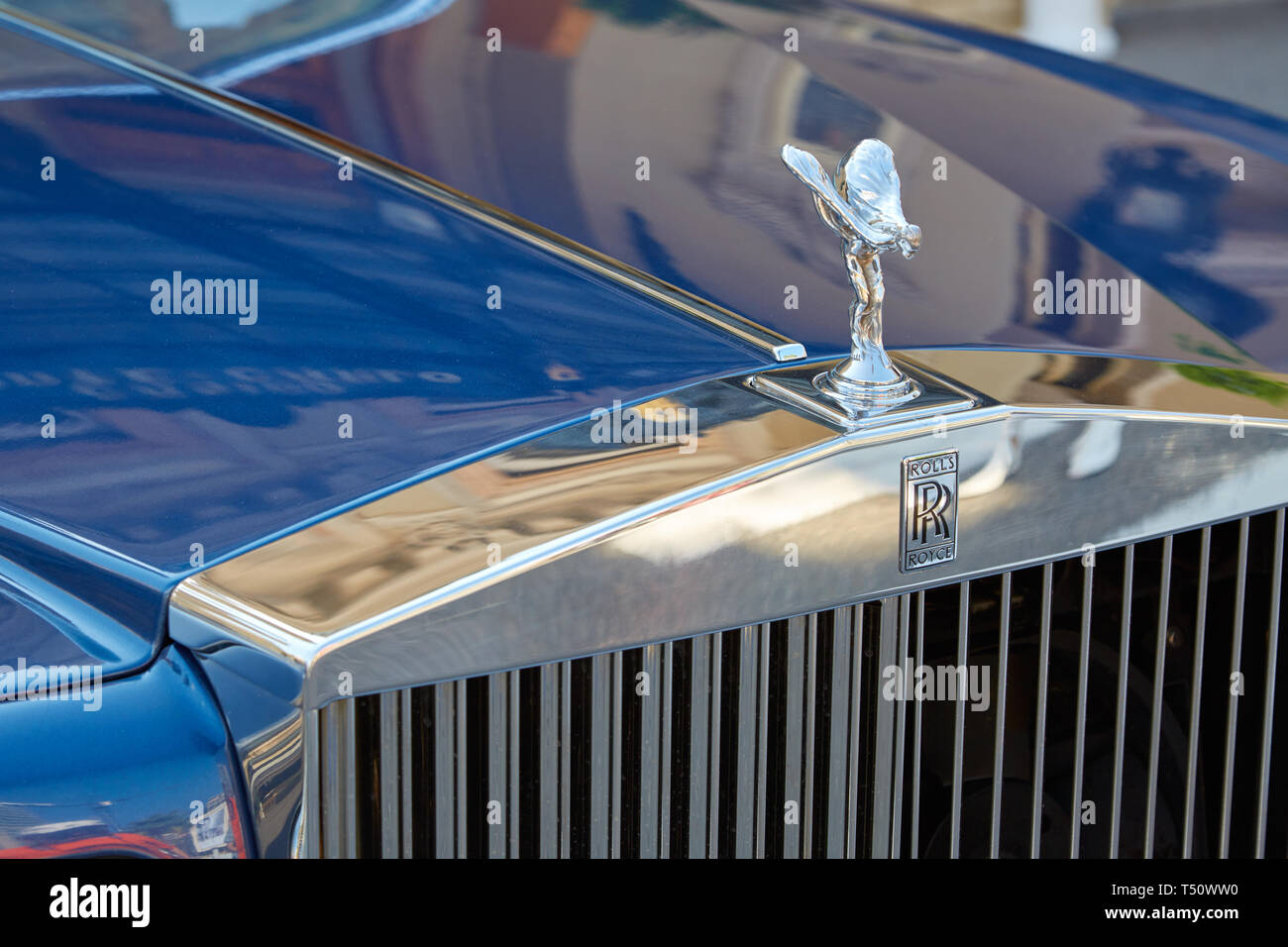 MONTE CARLO, MONACO - 21. AUGUST 2016: Rolls Royce Luxus blaues Auto Silber statue Details und Logo in einem Sommertag in Monte Carlo, Monaco. Stockfoto