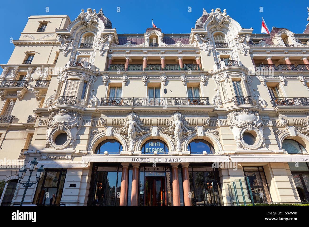 MONTE CARLO, MONACO - 21. AUGUST 2016: Hotel de Paris, luxus hotel Fassade an einem sonnigen Sommertag in Monte Carlo, Monaco. Stockfoto