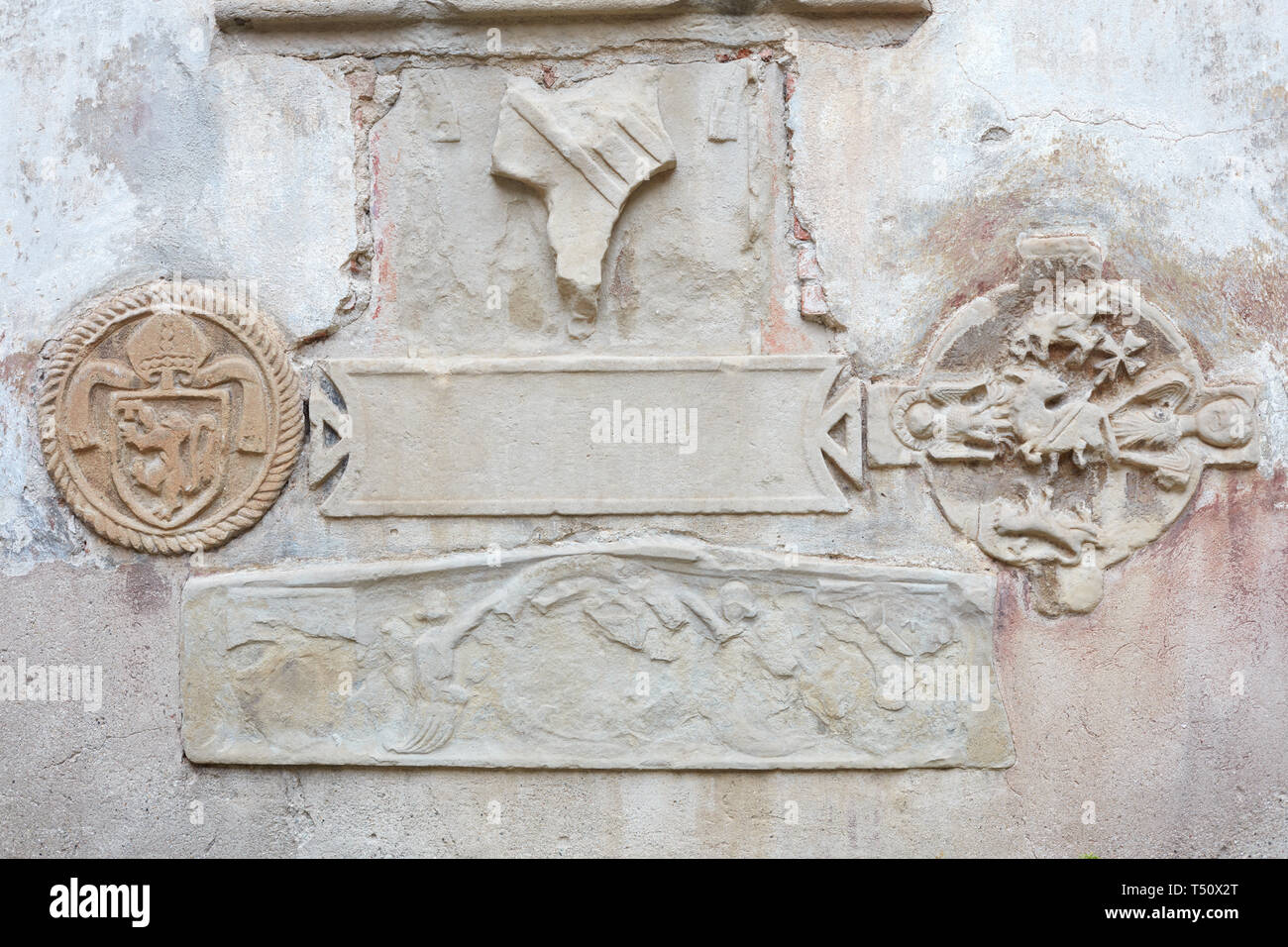 Wand mit geringem Relief mittelalterliche Skulpturen, Stein Textur Hintergrund Stockfoto