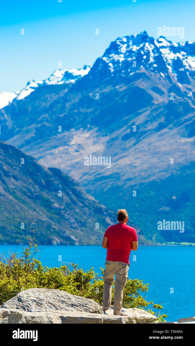 Mann auf dem Hintergrund einer Berglandschaft, Südliche Alpen, Neuseeland. Vertikale. Mit selektiven Fokus Stockfoto