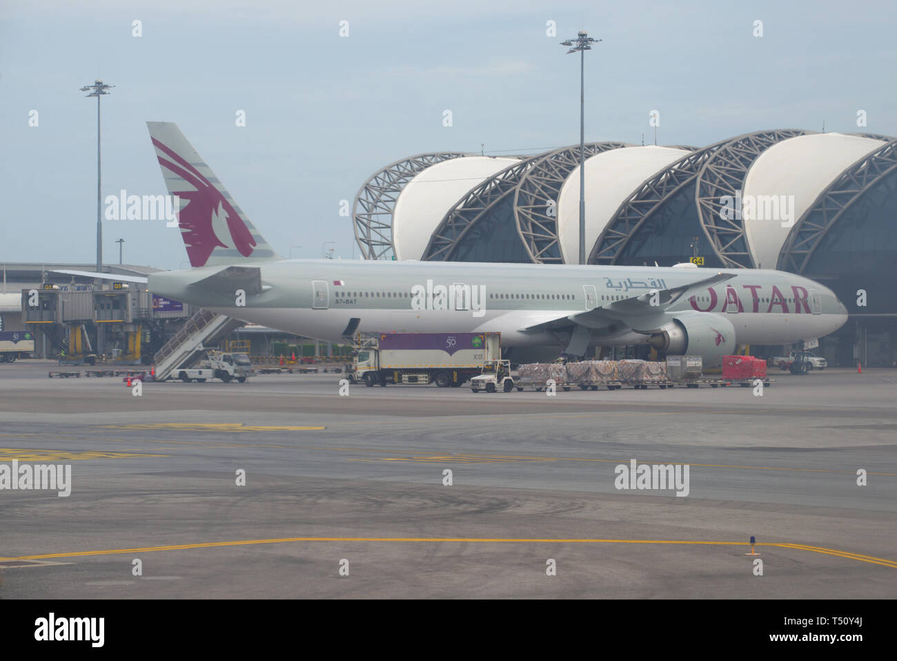 BANGKOK, THAILAND - 09 Dezember, 2018: Flugzeug Boeing 777-3 DZ (7 BAT) der Fluggesellschaft "Qatar Airways am Flughafen Suvarnabhumi Airport Stockfoto