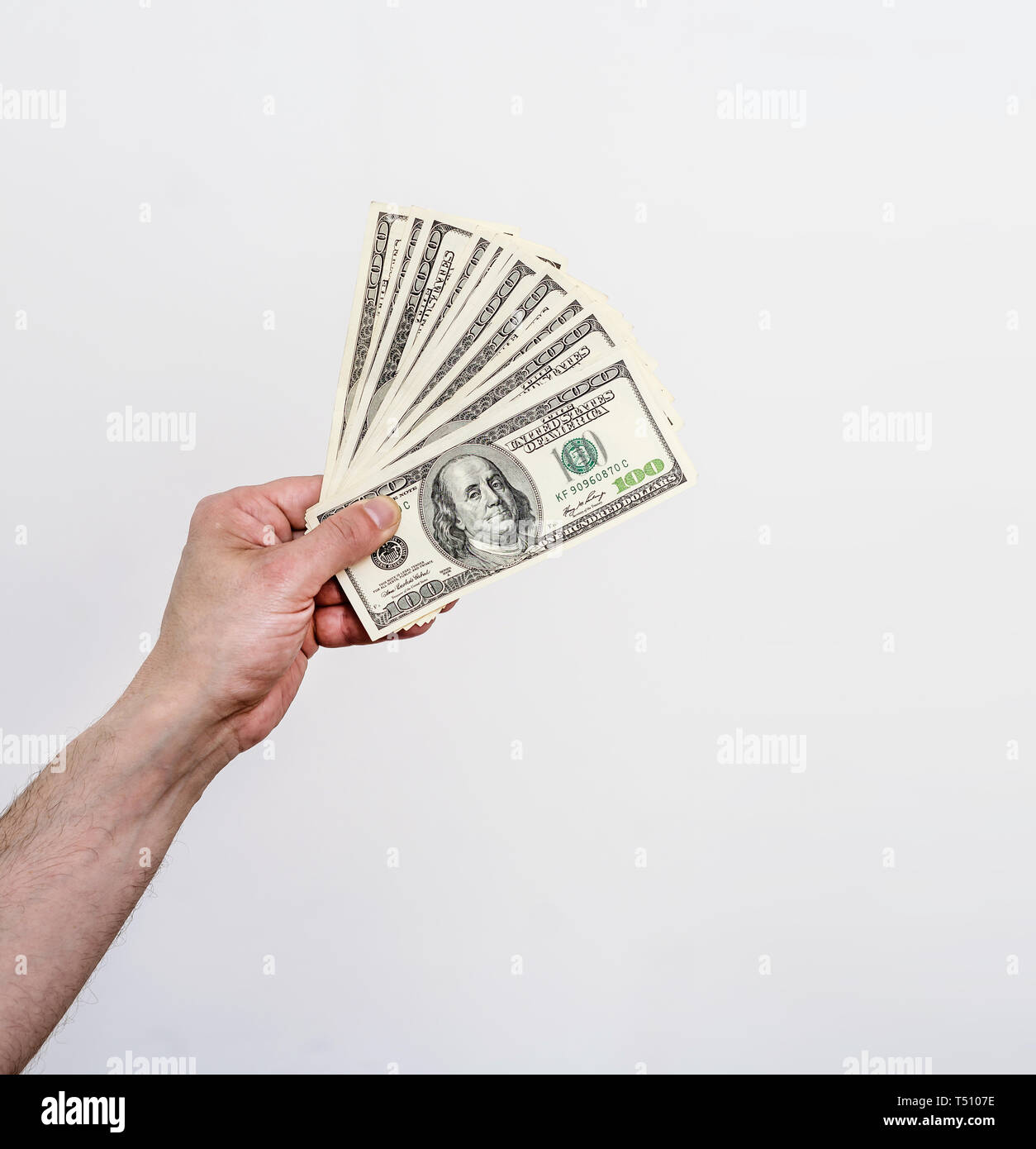 Der Mann hält den amerikanischen Dollar Geld. Finanzen, Einkommen, Gutschrift. Stockfoto