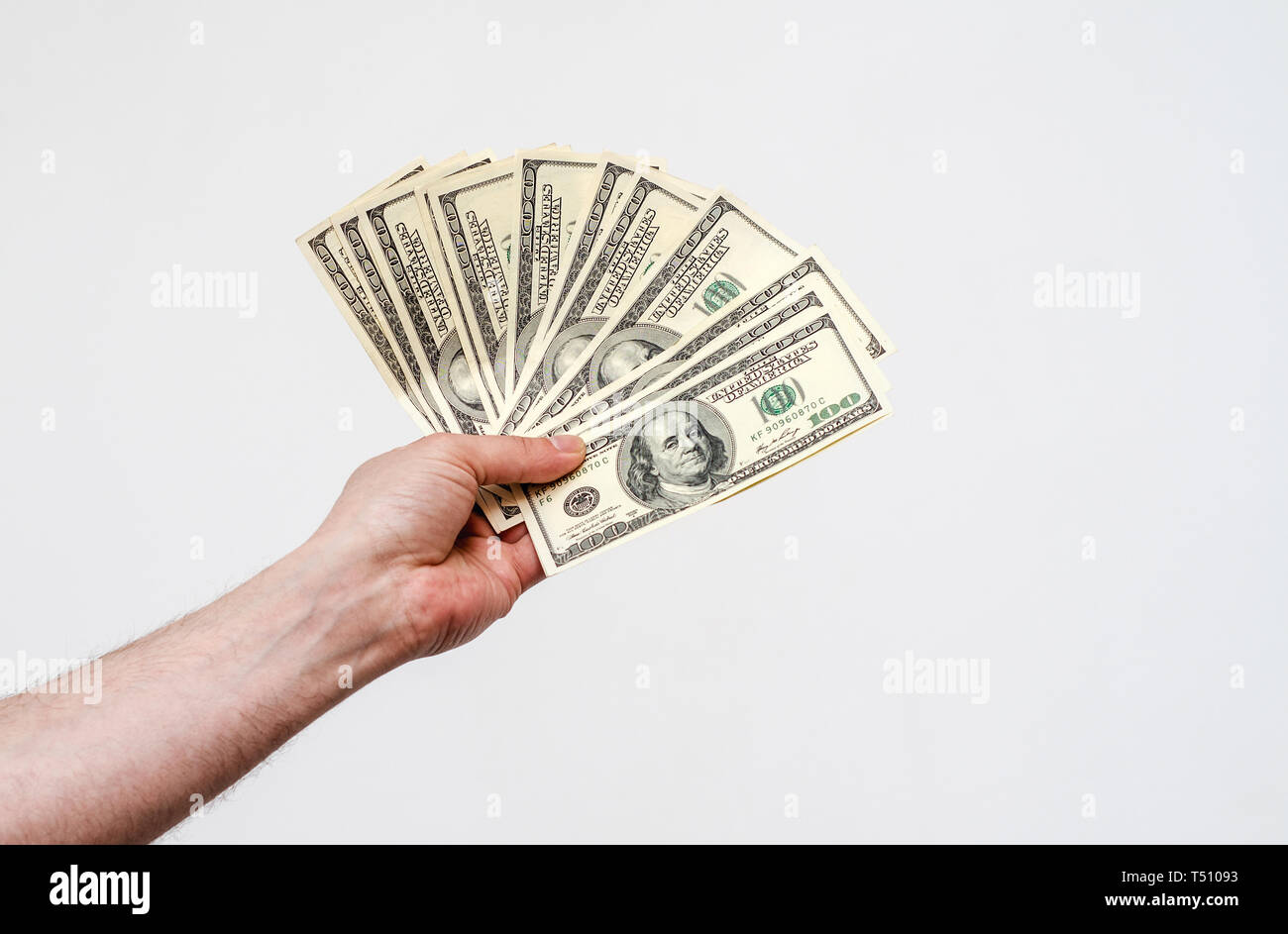 Der Mann hält den amerikanischen Dollar Geld. Finanzen, Einkommen, Gutschrift. Stockfoto