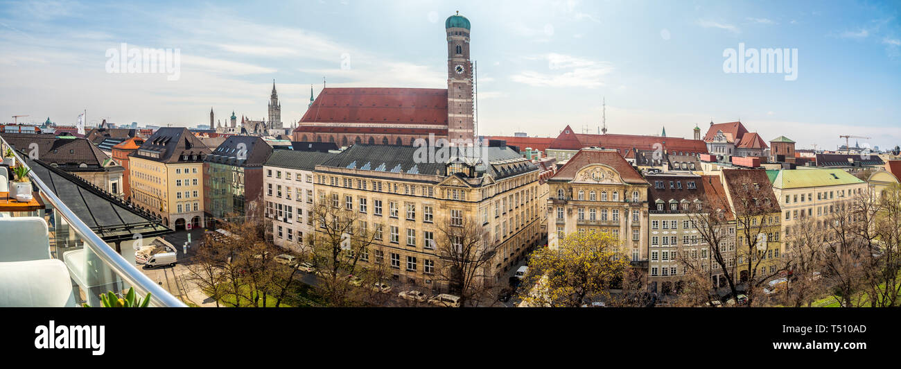 Mit Blick über die Skyline der Stadt München gegenüber der Frauenkirsche Stockfoto