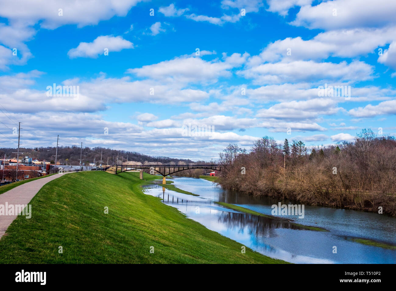 Der Blick über die Galena River in Illinois von Oben auf dem Deich. Stockfoto