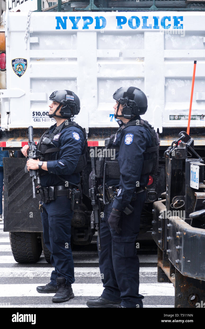 NYPD Terrorismusbekämpfung Offiziere auf Aufgabe am Persischen Day Parade in New York City, USA Stockfoto