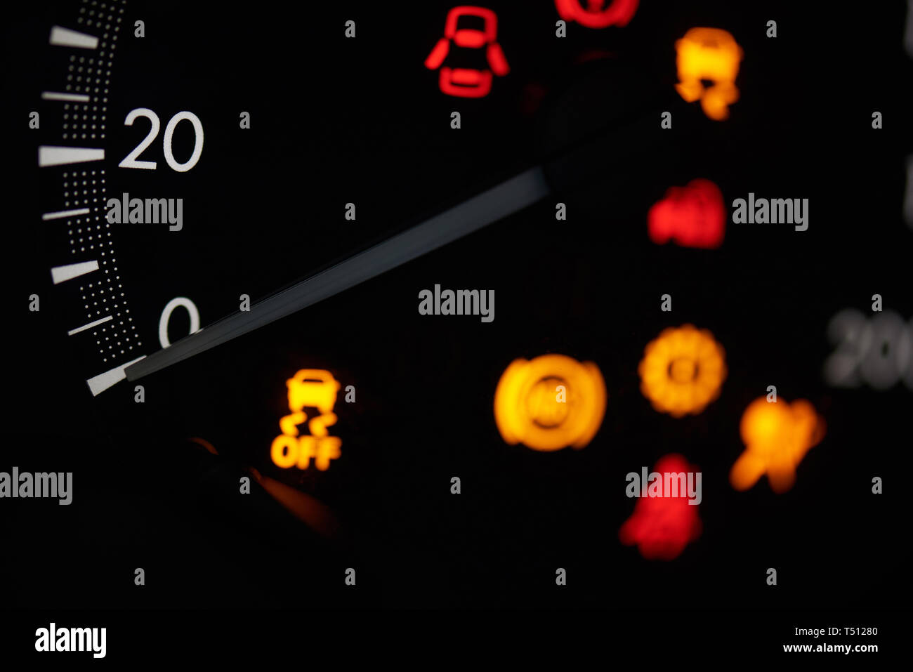 Modernes auto Tacho mit Fehler Zeichen und Symbole Nähe zu sehen. Stockfoto