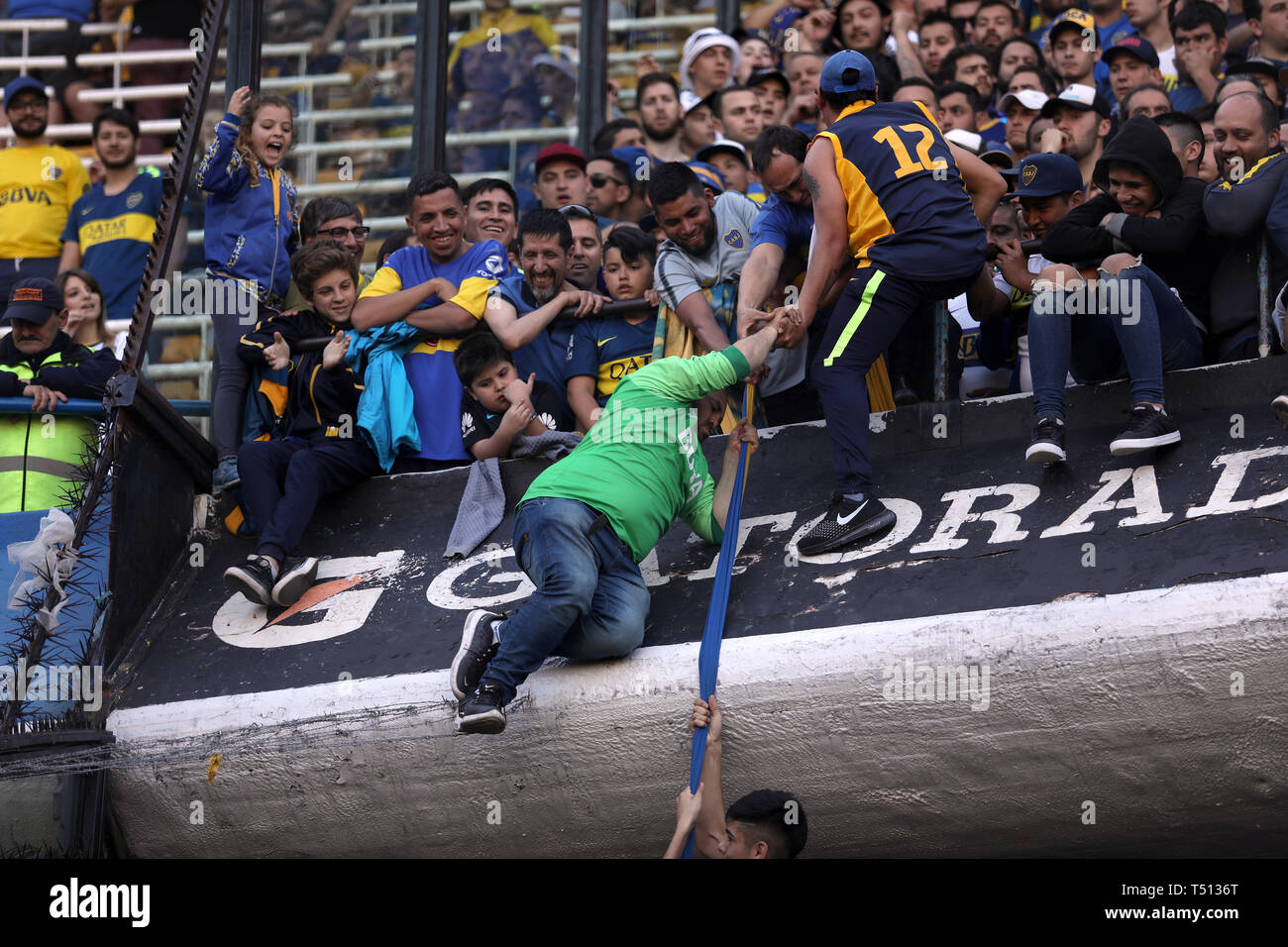 BUENOS AIRES, ARGENTINIEN - 23. SEPTEMBER 2008: Boca Juniors fans versuchen, an der oberen Seite der Arena im Alberto J. Armanado in Buenos zu klettern Stockfoto