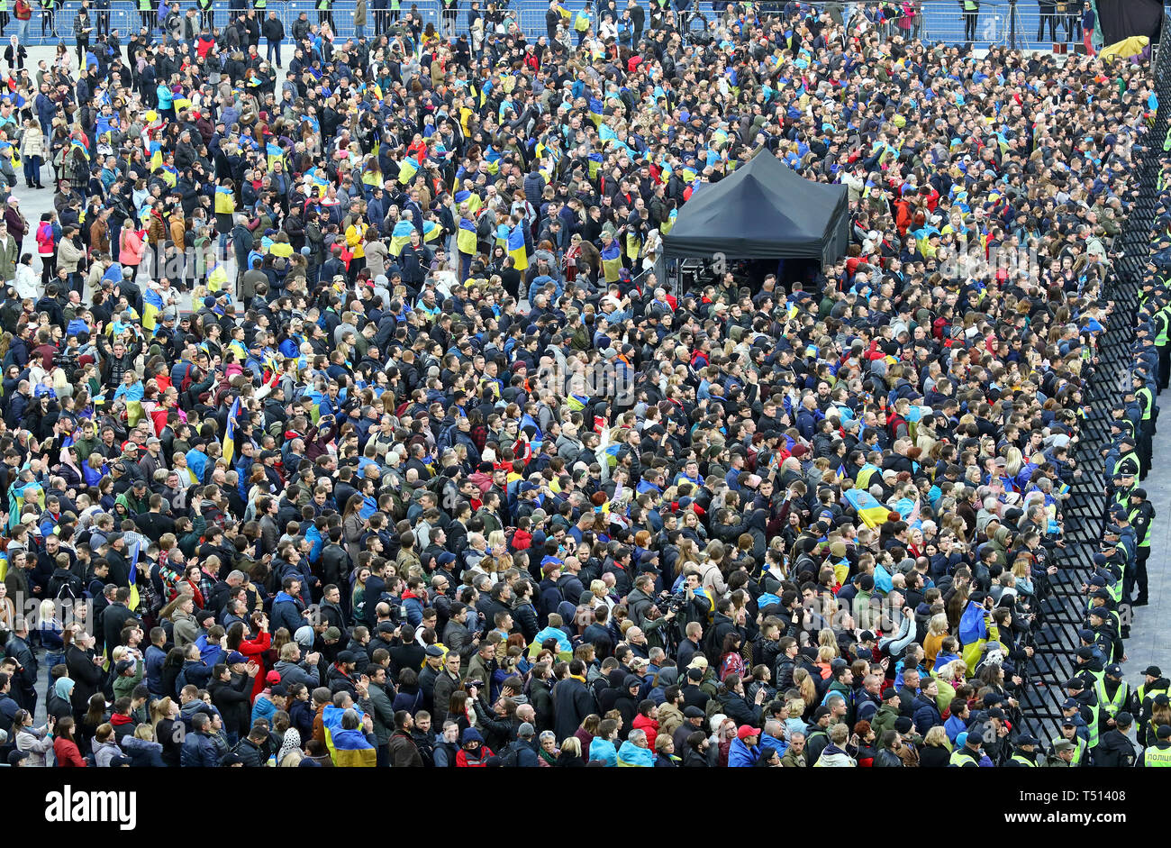 Kiew, Ukraine - 19. April 2019: Leute beobachten, die die Präsidentschaftswahlen Debatte der aktuelle Präsident der Ukraine Petro Poroschenko und Kandidat Volodymyr Zelensky Stockfoto