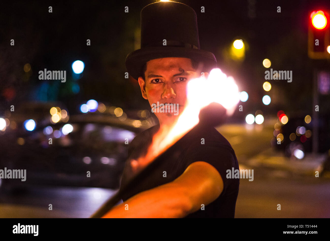 Eine Straße Künstler, macht eine Show in Lima - Peru, Jonglage ein Stick mit Feuer an einer Ampel, vor gestoppt Autos Stockfoto