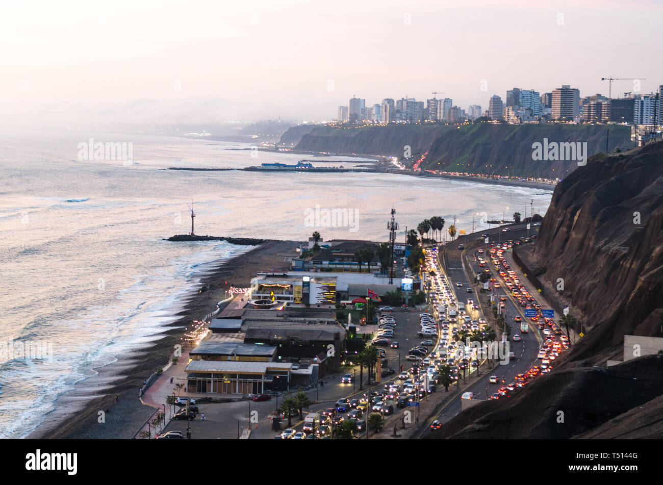 Panoramablick auf Sonnenuntergang an der grünen Küste in Lima, Peru. Stockfoto