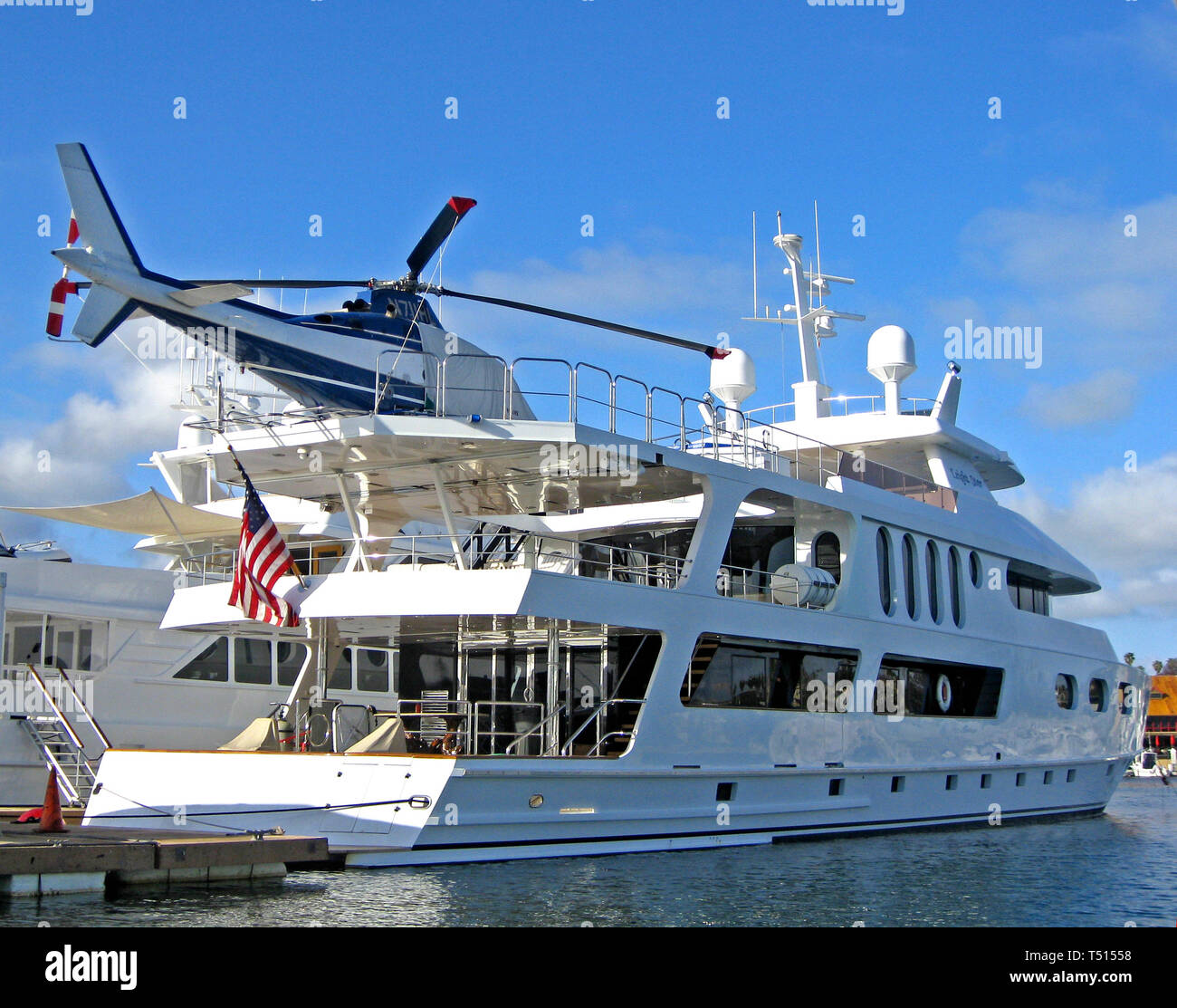 Eine persönliche Hubschrauber auf einem Oberdeck gesichert ist eine beeindruckende Annehmlichkeit, erwartet die Nutzung durch die wohlhabenden Besitzer dieser Luxusyacht in Newport Harbor in der Küstenstadt Newport Beach, Kalifornien, USA angedockt. Stockfoto