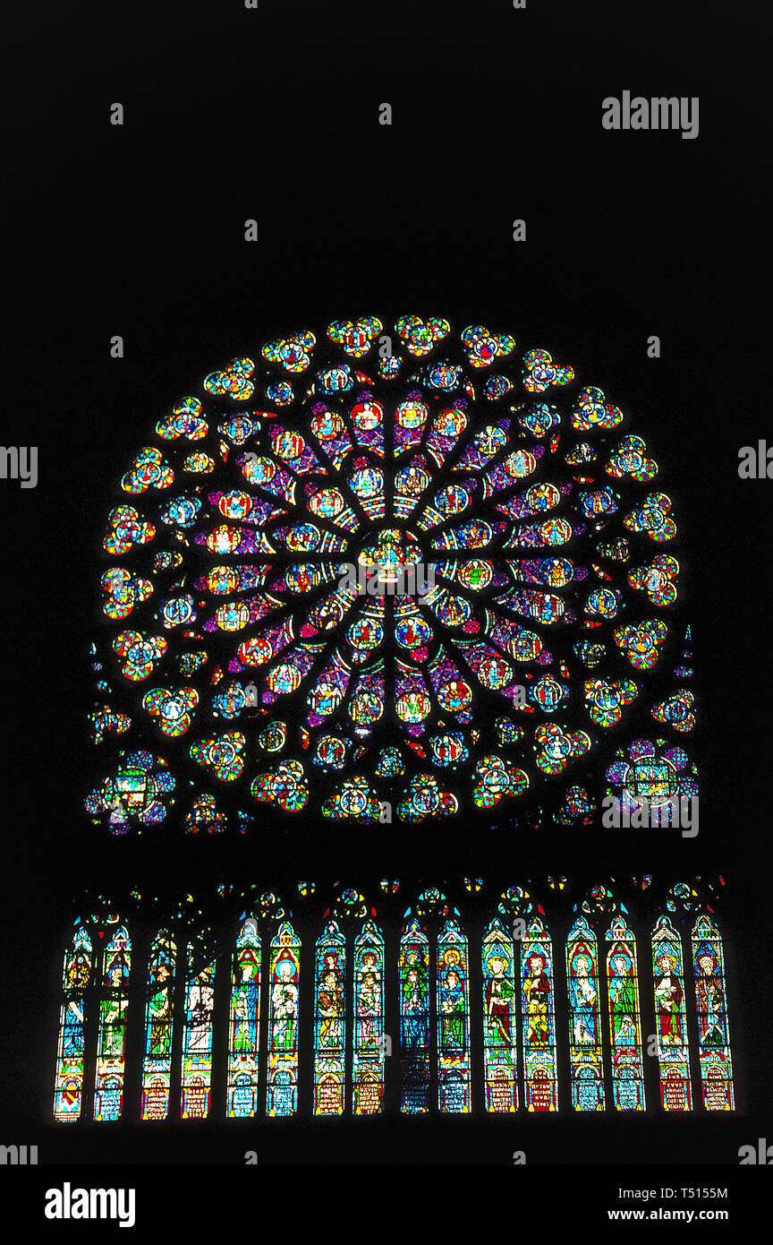 Eine vertikale Innenansicht eines der drei schöne Fenster in der Notre-Dame de Paris Rose, der berühmte katholische Kathedrale in der französischen Hauptstadt, ist in Europa einer der beliebtesten Touristenattraktionen. Dieses Foto des großen kreisförmigen Buntglasfenster vor der historischen Kirche großen Schaden durch einen verheerenden Brand im April 2019 erlitten. Rose windows, ursprünglich bekannt als Rad Windows, zeigen biblische Szenen oder Zeichen in kleiner Runde Fenster, die Strahlen von der Mitte wie Speichen oder Blütenblätter. Notre Dame's Rose windows Datum in die Mitte des 13. Jahrhunderts. Stockfoto