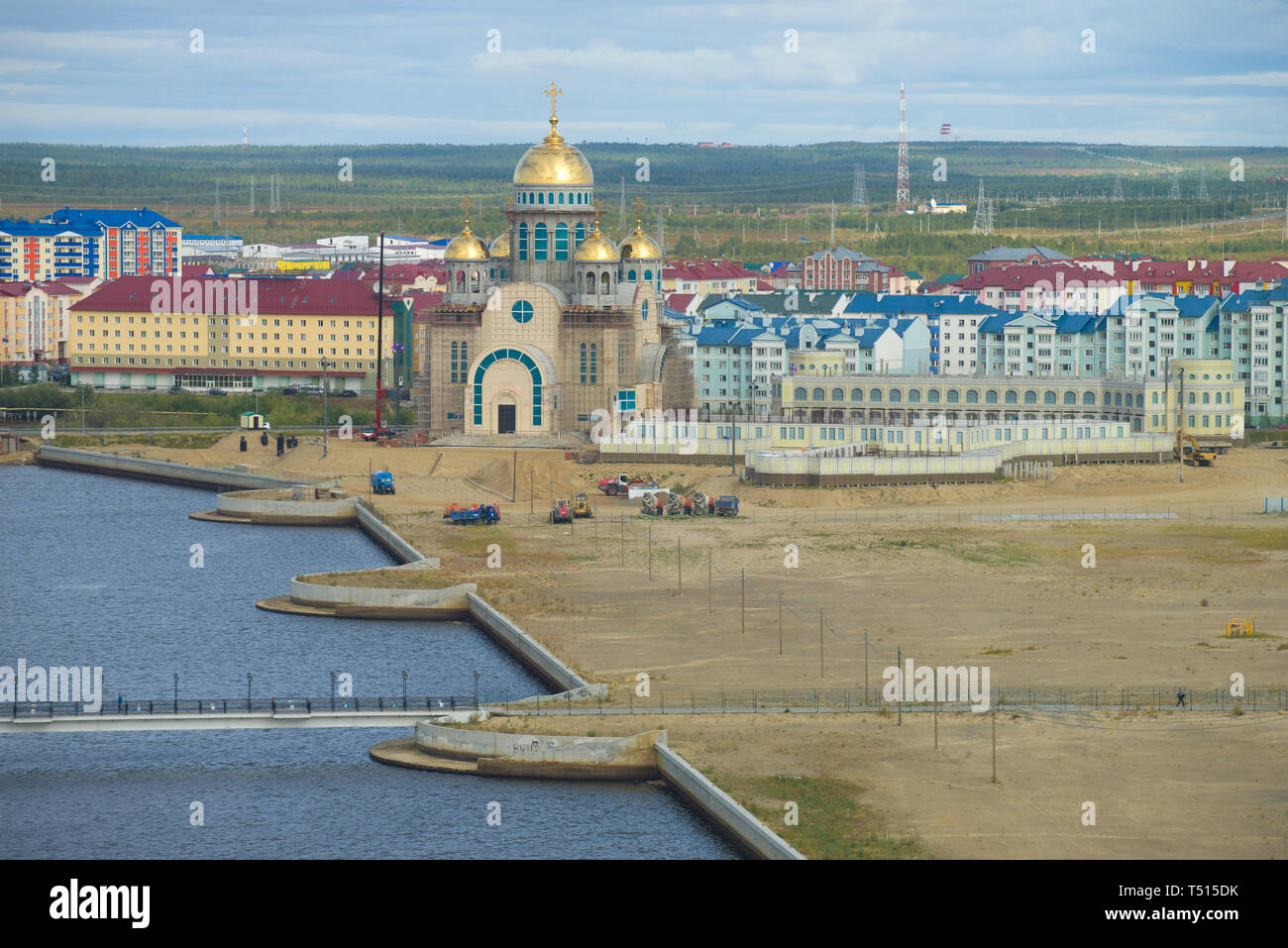 SALEKHARD, Russland - 29. AUGUST 2018: der Bau der neuen Orthodoxen Kirche, die in der August bewölkt Nachmittag Stockfoto