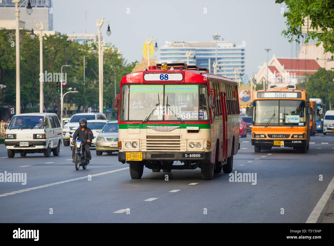 BANGKOK, THAILAND - 30. Dezember 2018: Zwei City Shuttle Busse morgens Straße Stockfoto