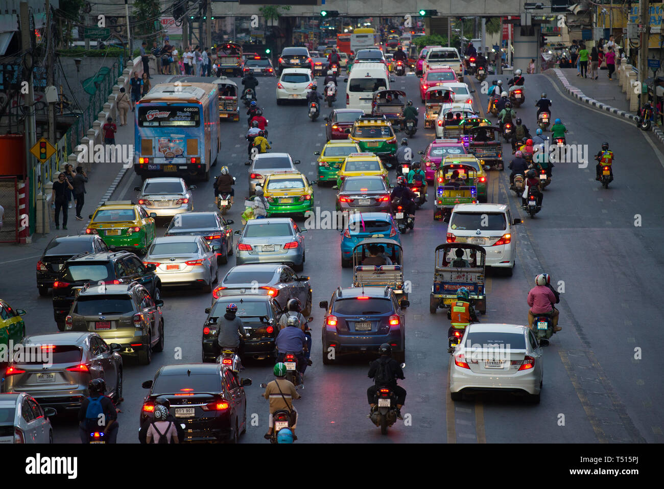 BANGKOK, THAILAND - 02 Januar, 2019: Abend Stau auf der Straße von Bangkok Stockfoto