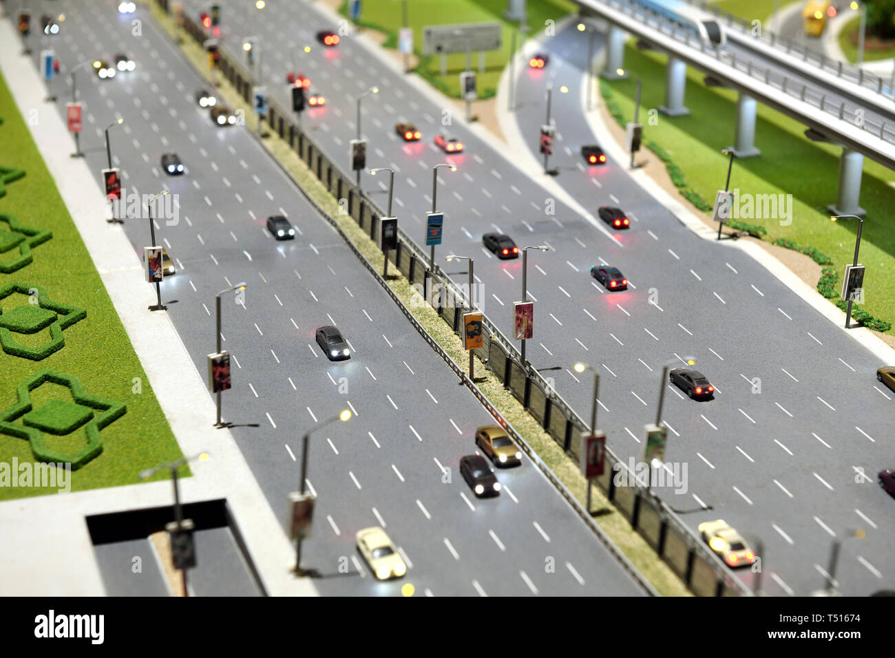 Modell der Stadt Straße mit Multi Lane Autobahn mit Datenverkehr in beide Richtungen und der Überführung auf der rechten Seite Stockfoto