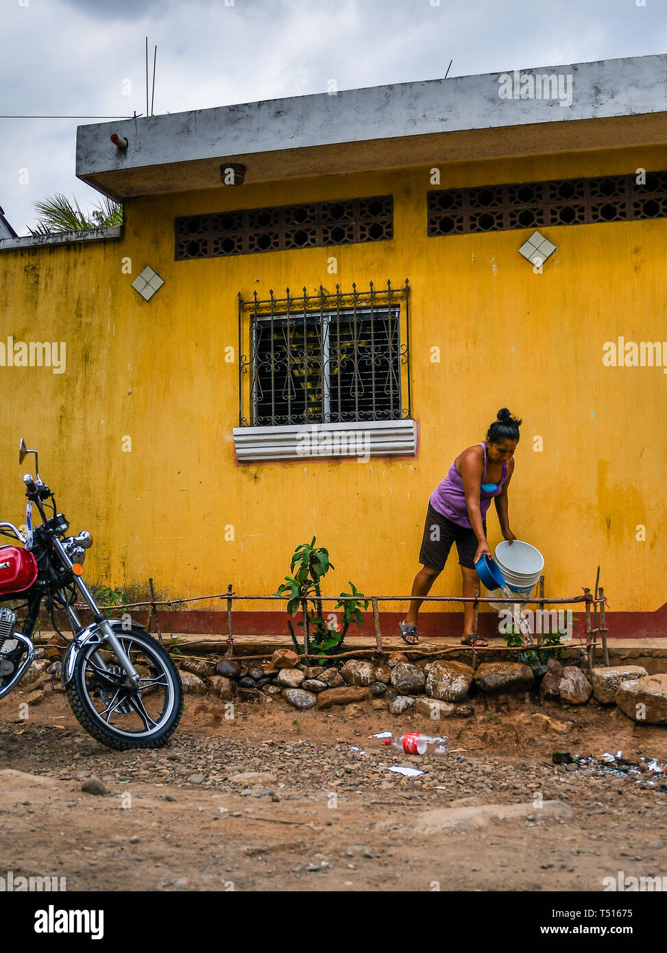 Latin Frau Bewässerung von Pflanzen in Guatemala Stockfoto