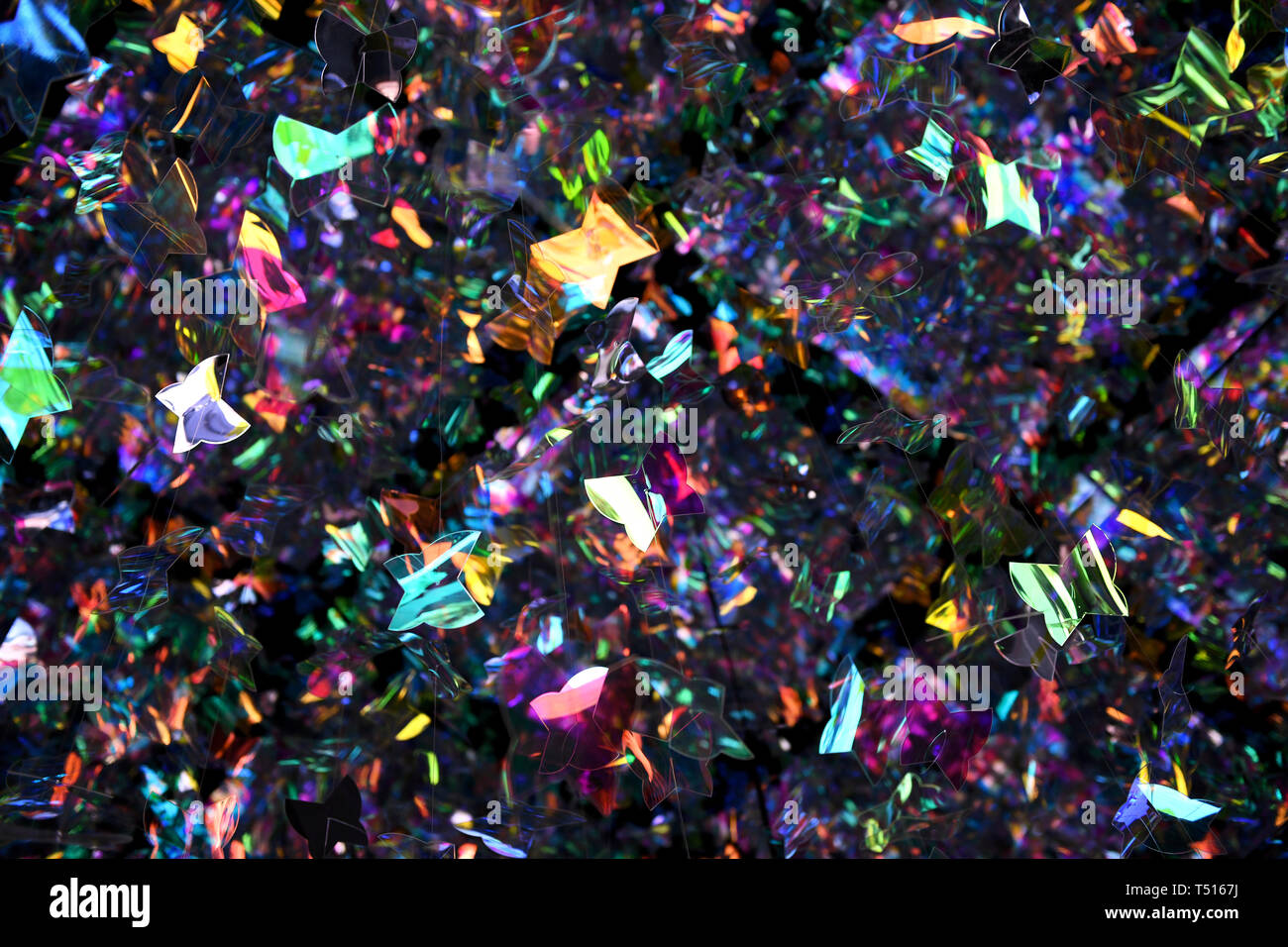 Durcheinander von bunten Kunststoff Schmetterlinge bilden ein komplexes Muster und die Textur in einem Full Frame anzeigen Stockfoto