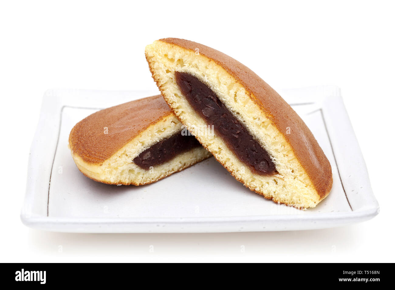 Japanische Süßwaren, Dorayaki mit anko Einfügen auf weißem Hintergrund Stockfoto