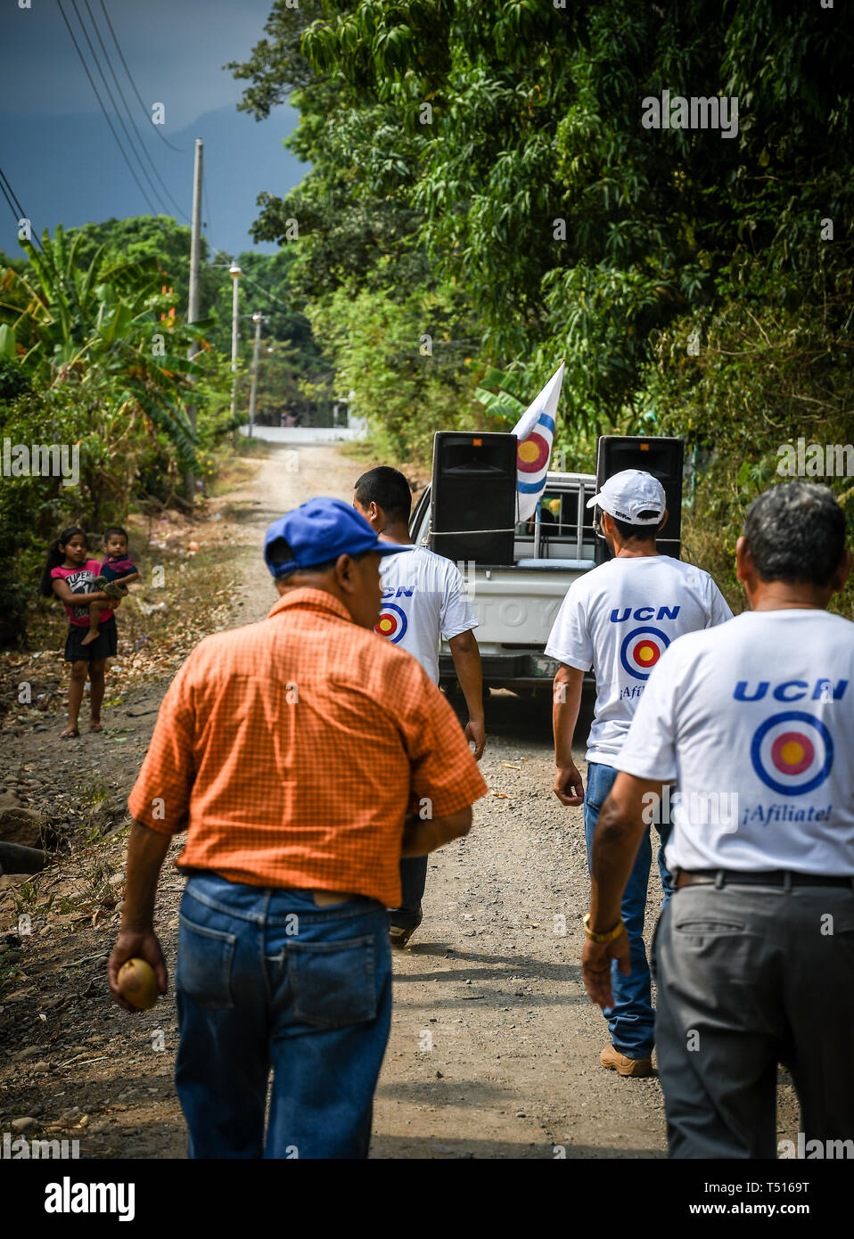 Die guatemaltekische politische Gruppe heraus Flyer in armen Dorf Stockfoto