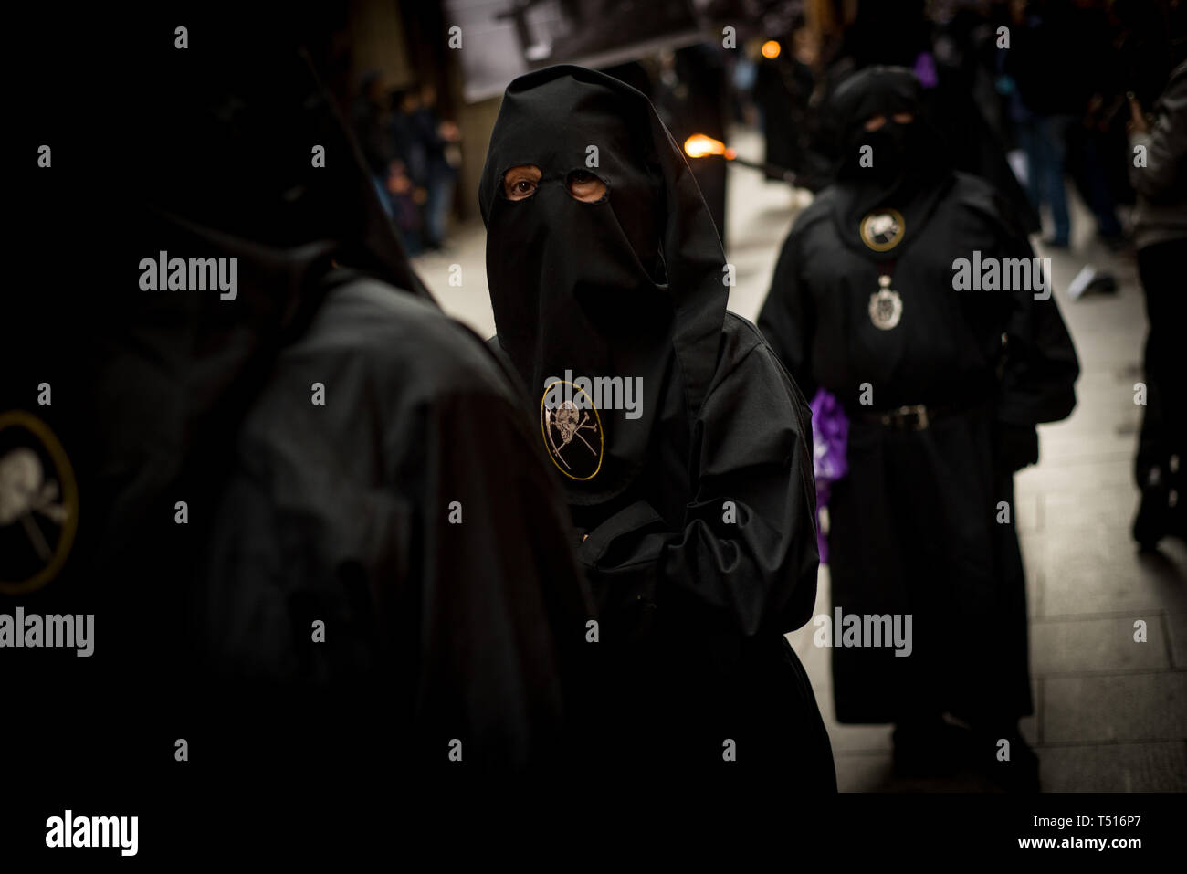 Vermummte Büßer Parade während der Karfreitagsprozession in Barcelona. Stockfoto