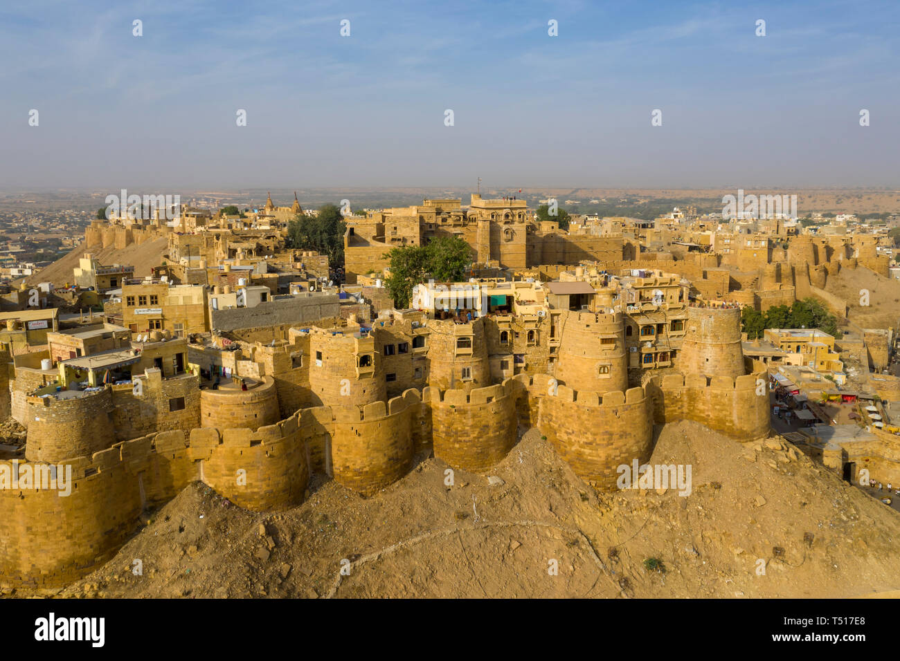 Indien, Rajasthan, Jaisalmer, Altstadt, Luftaufnahme von Altstadt und Festungsanlagen Stockfoto